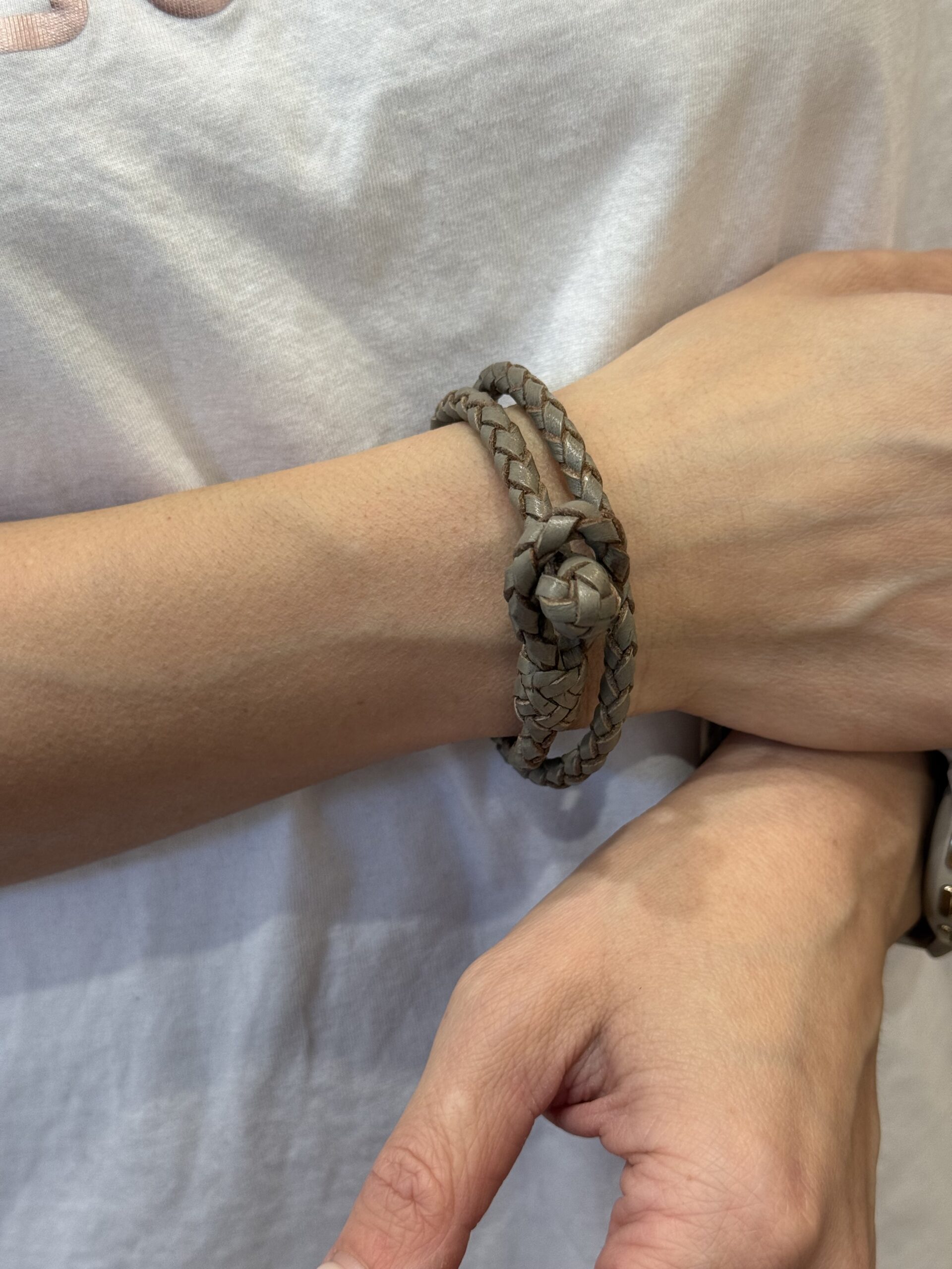 Pilka pinta odinė apyrankė (dviejų užsukimų)