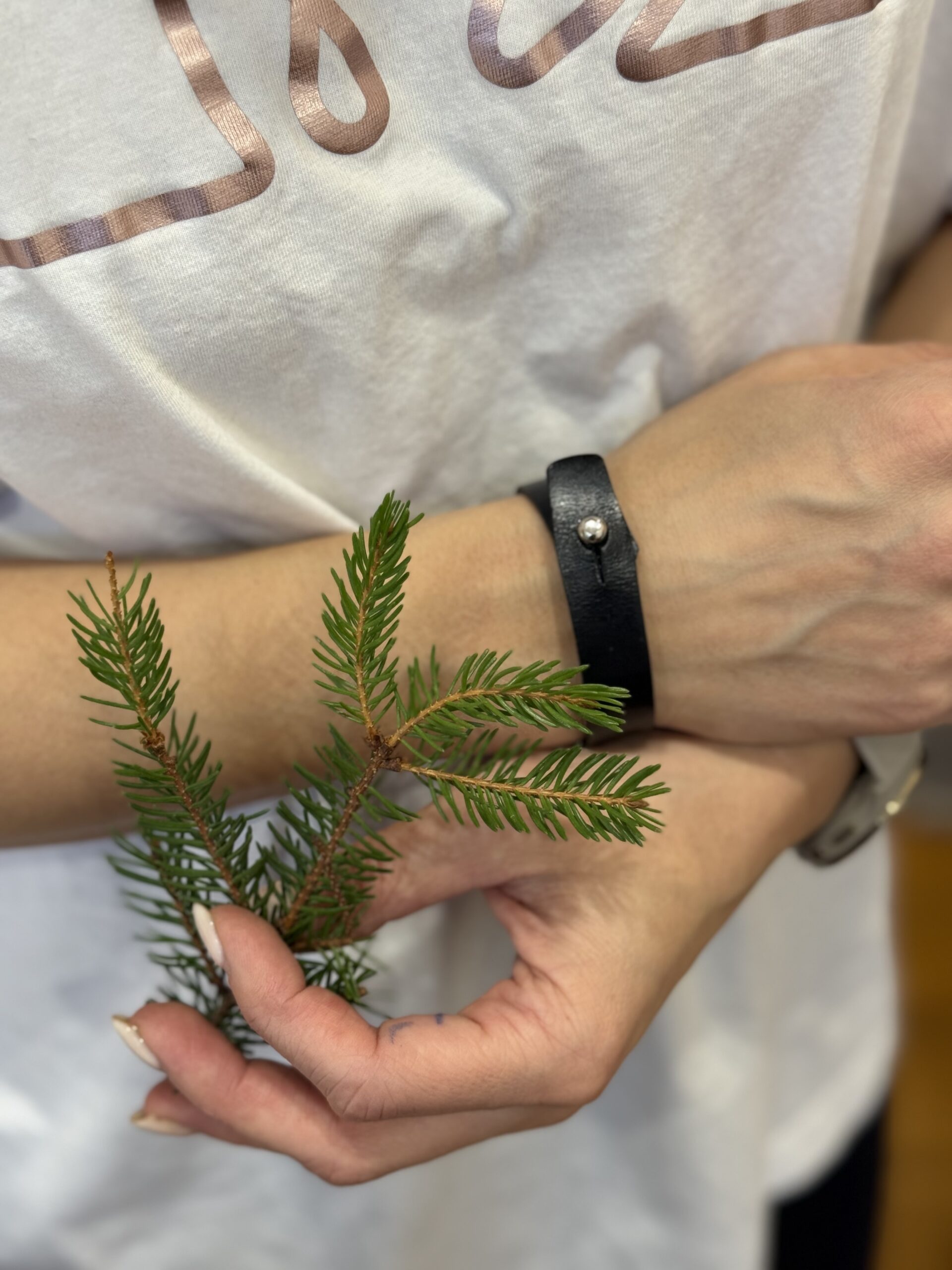 Juoda lygios odos minimalistinė apyrankė