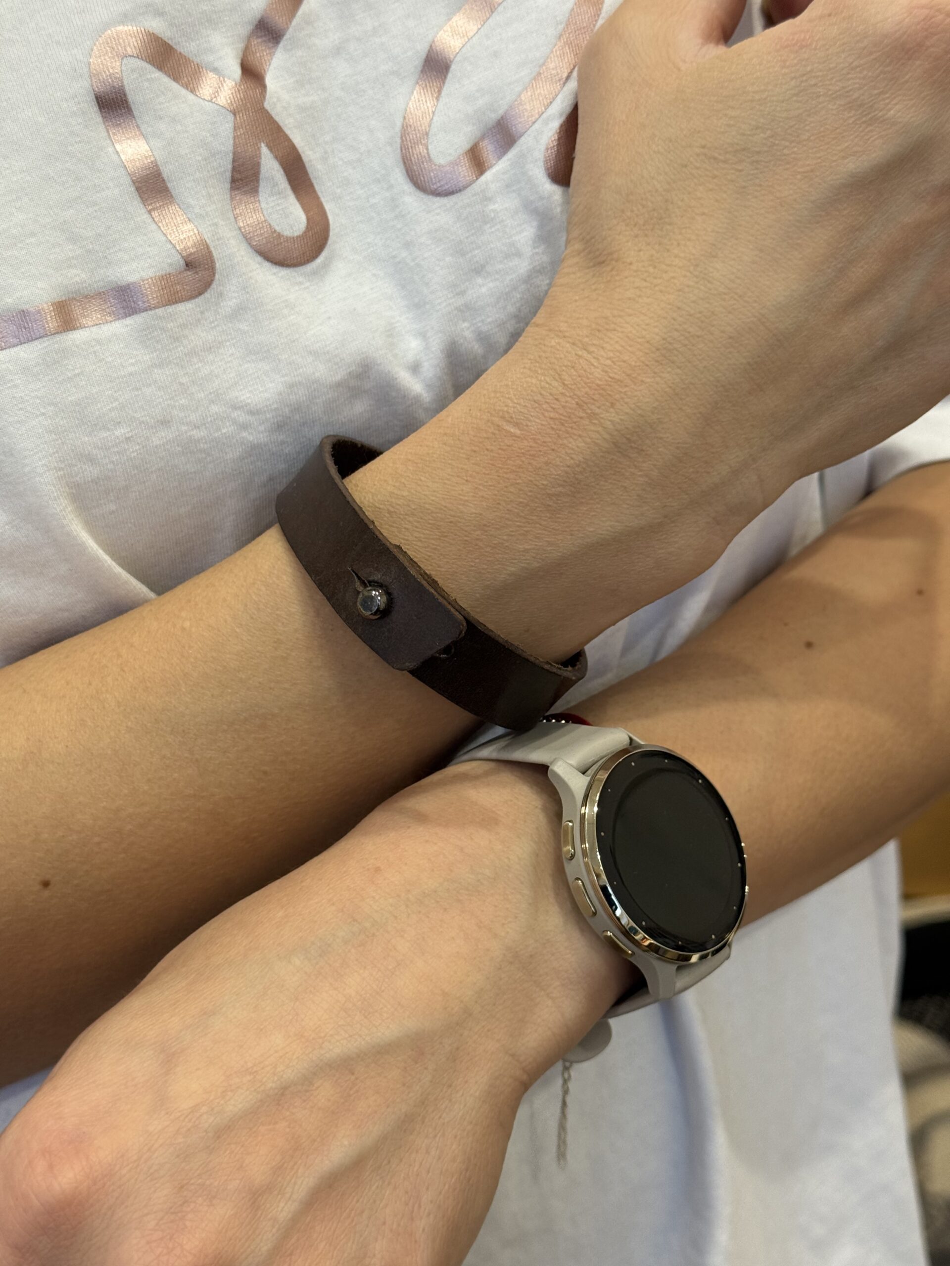 Tamsiai ruda lygios odos minimalistinė apyrankė 17-20 riešui