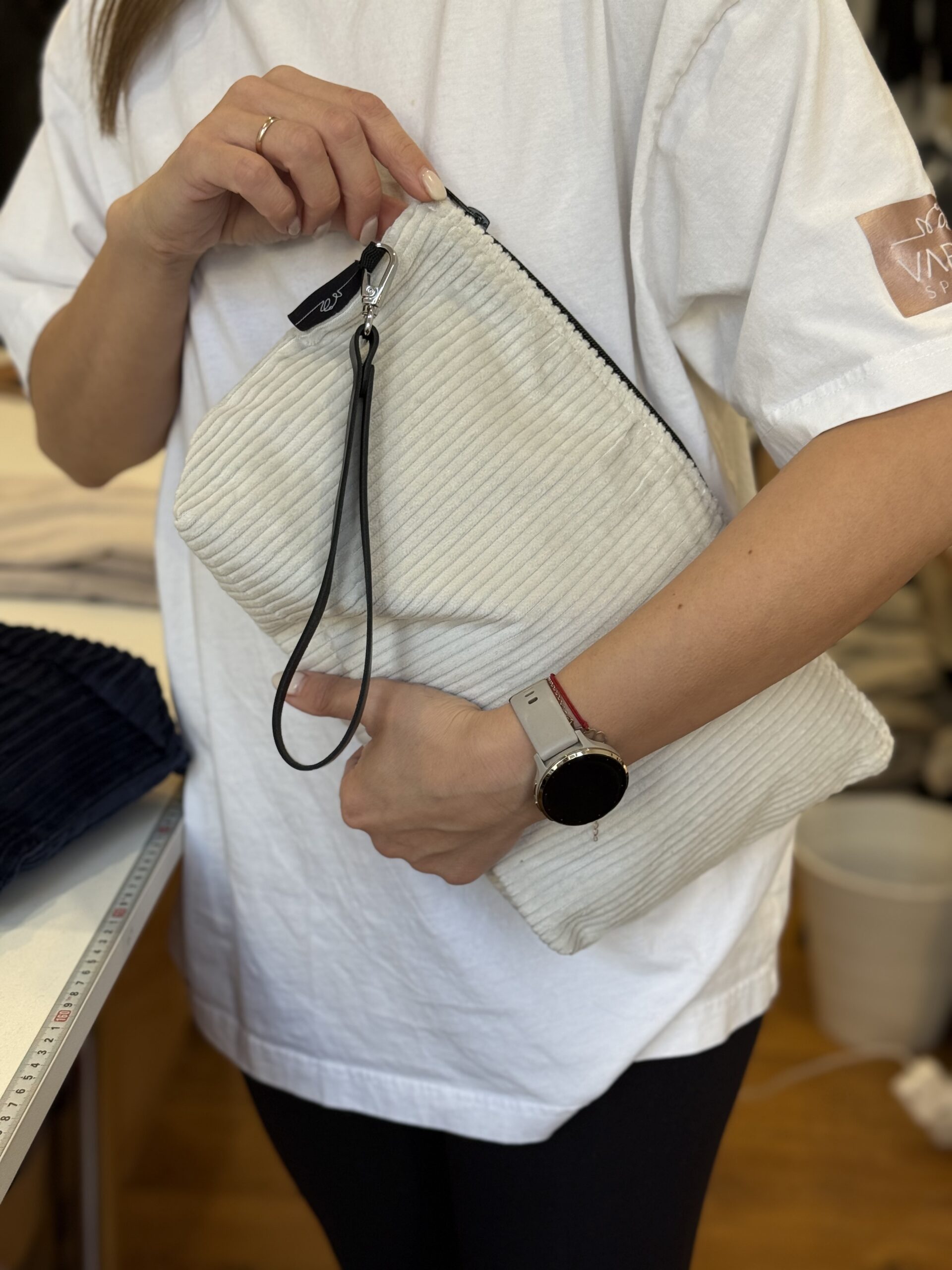 Šviesaus velveto delninė