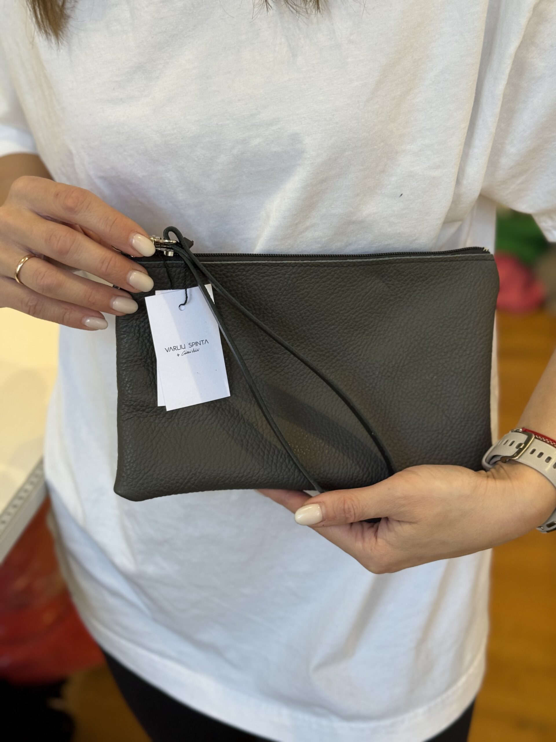 Pilka odinė delninė be logo su juoda rankenėle