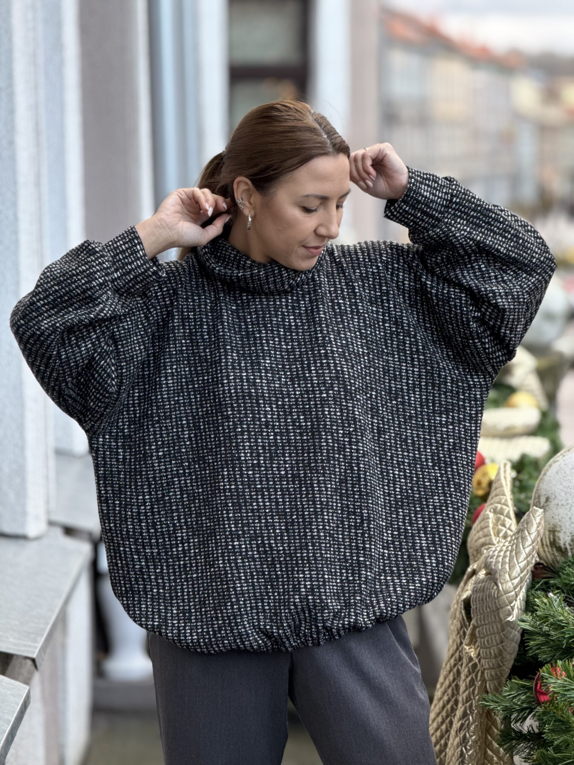 Megztinis su aukštu kaklu ir reguliuojamo pločio apačia - Image 2