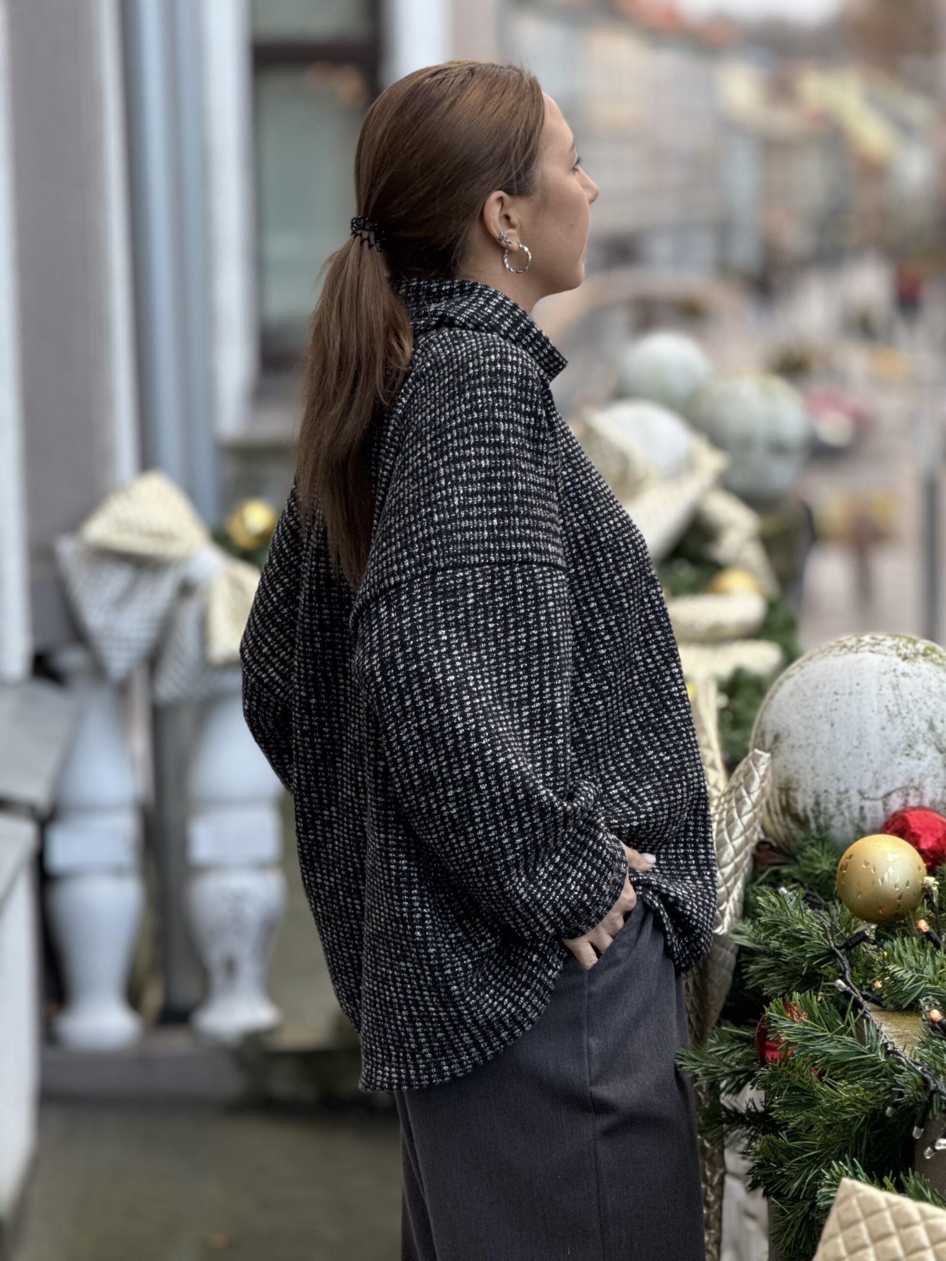 Megztinis su aukštu kaklu ir reguliuojamo pločio apačia - Image 4