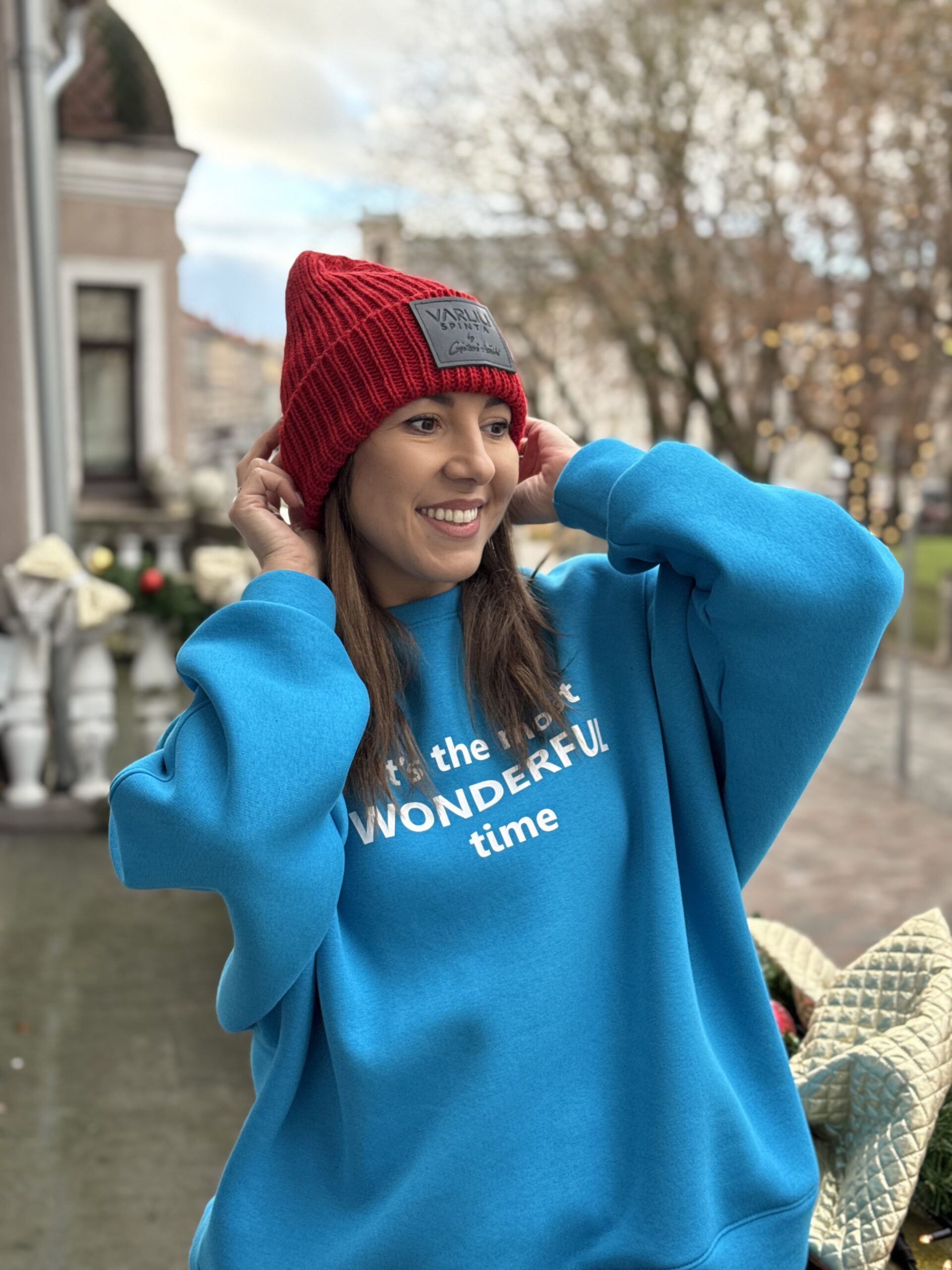 Raudona megzta kepurė SU LOGO