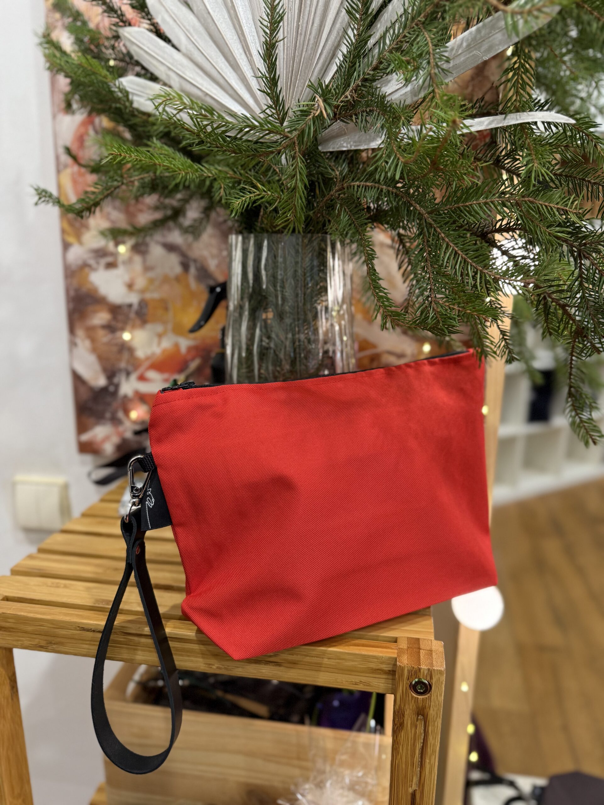 Raudona delninė (lietpaltinio audinio)