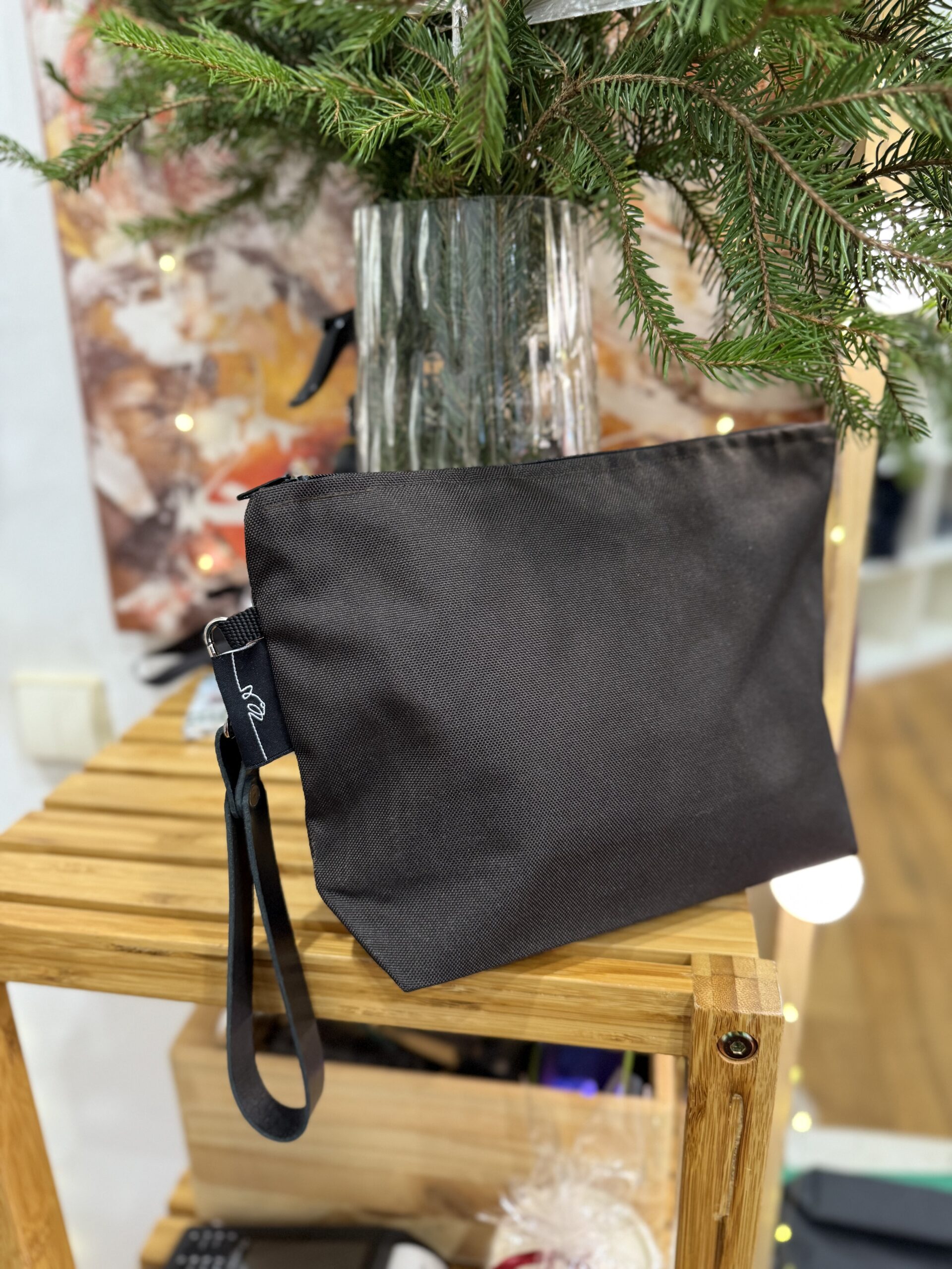 Šokoladinė (šalto atspalvio) delninė (lietpaltinio audinio)