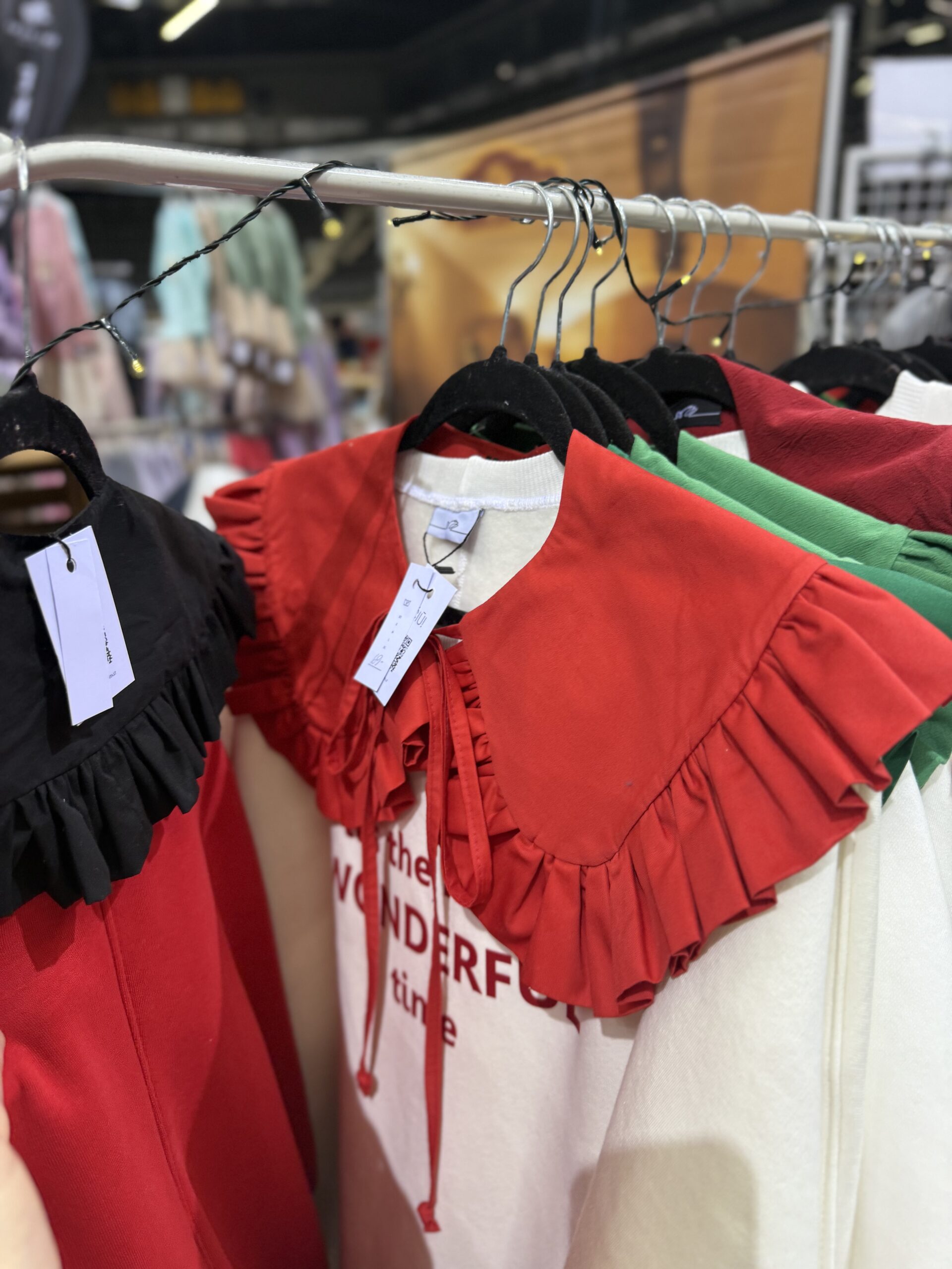 Skaisti raudona apykaklė