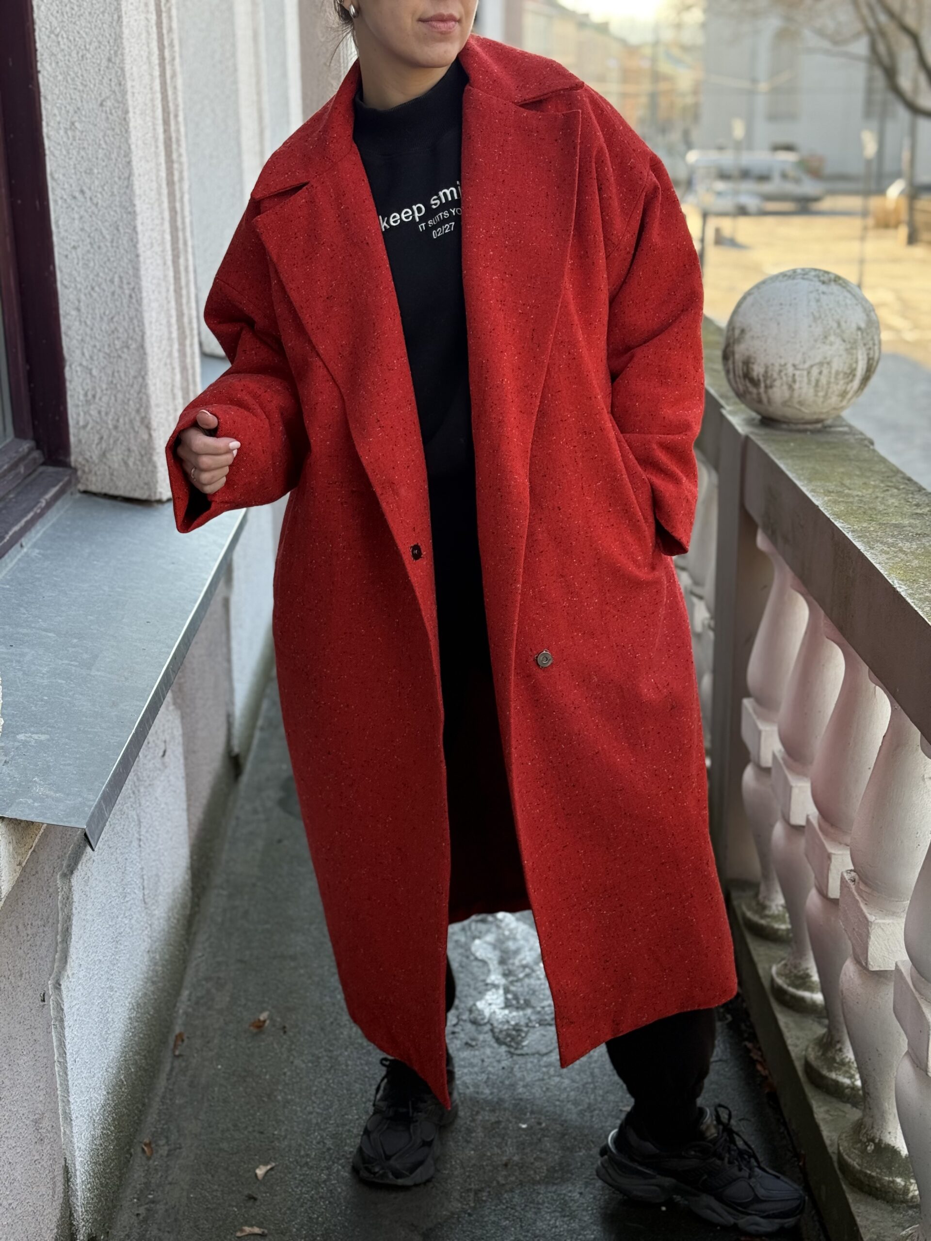 Skaisčiai raudonas vilnonis paltas