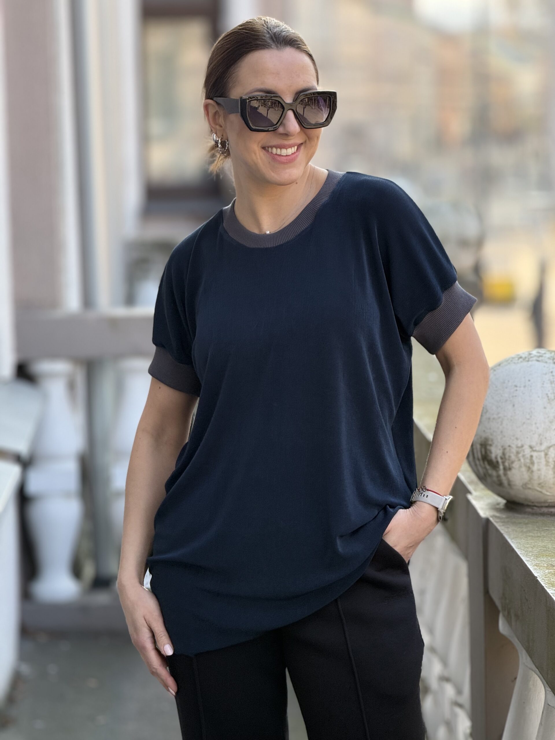 Tamsiai mėlyna kriti palaidinė su pilkais rankogaliais