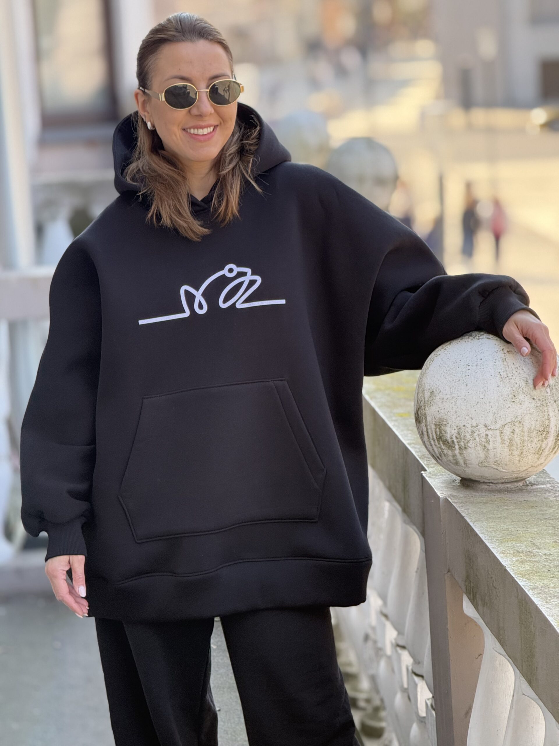 Juodas OVERSIZE didelis VARLIŲ bliuzonas su gobtuvu BALTAS LOGO (su pūkeliu) - Image 3