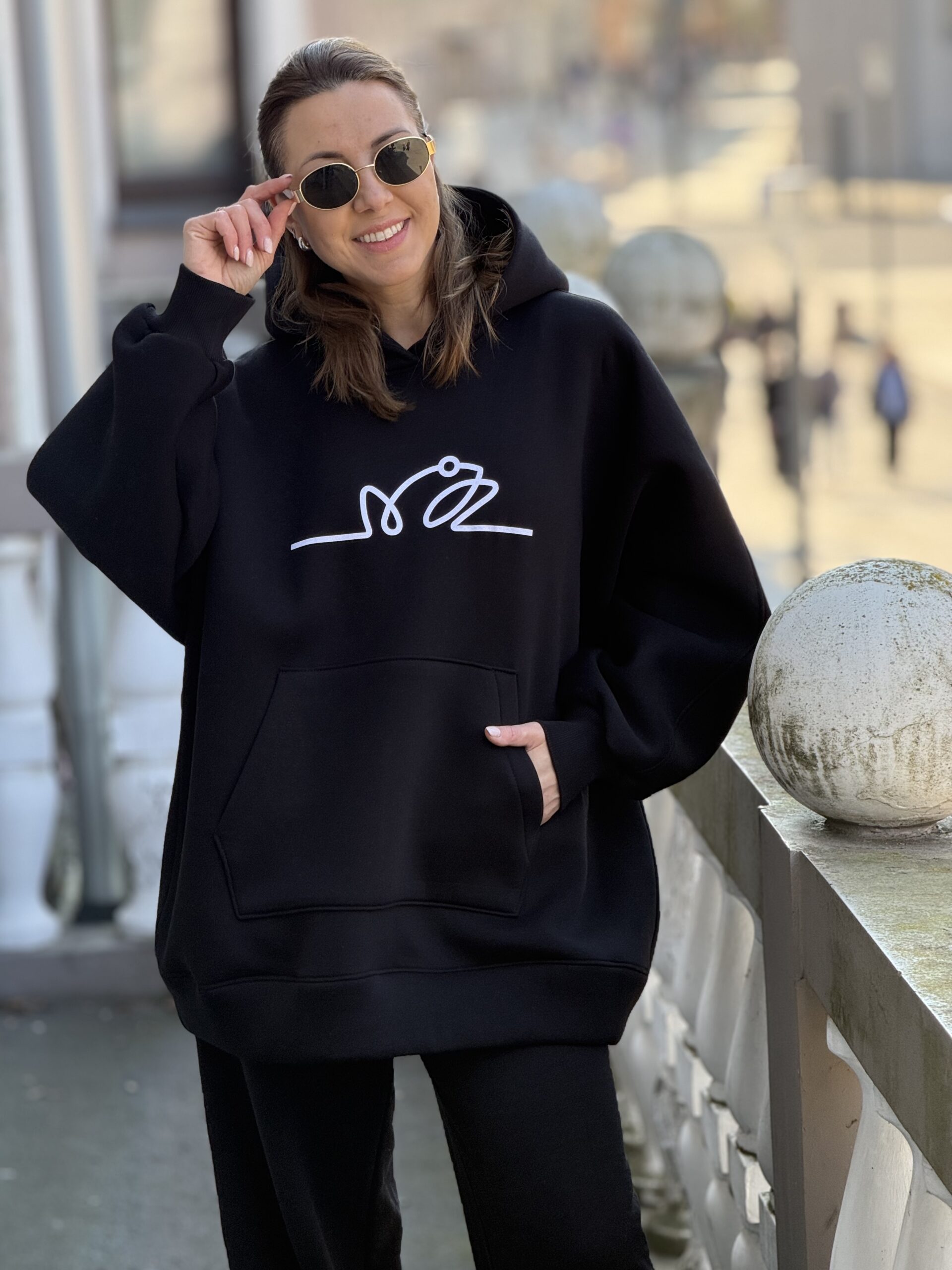 Juodas OVERSIZE didelis VARLIŲ bliuzonas su gobtuvu BALTAS LOGO (su pūkeliu)