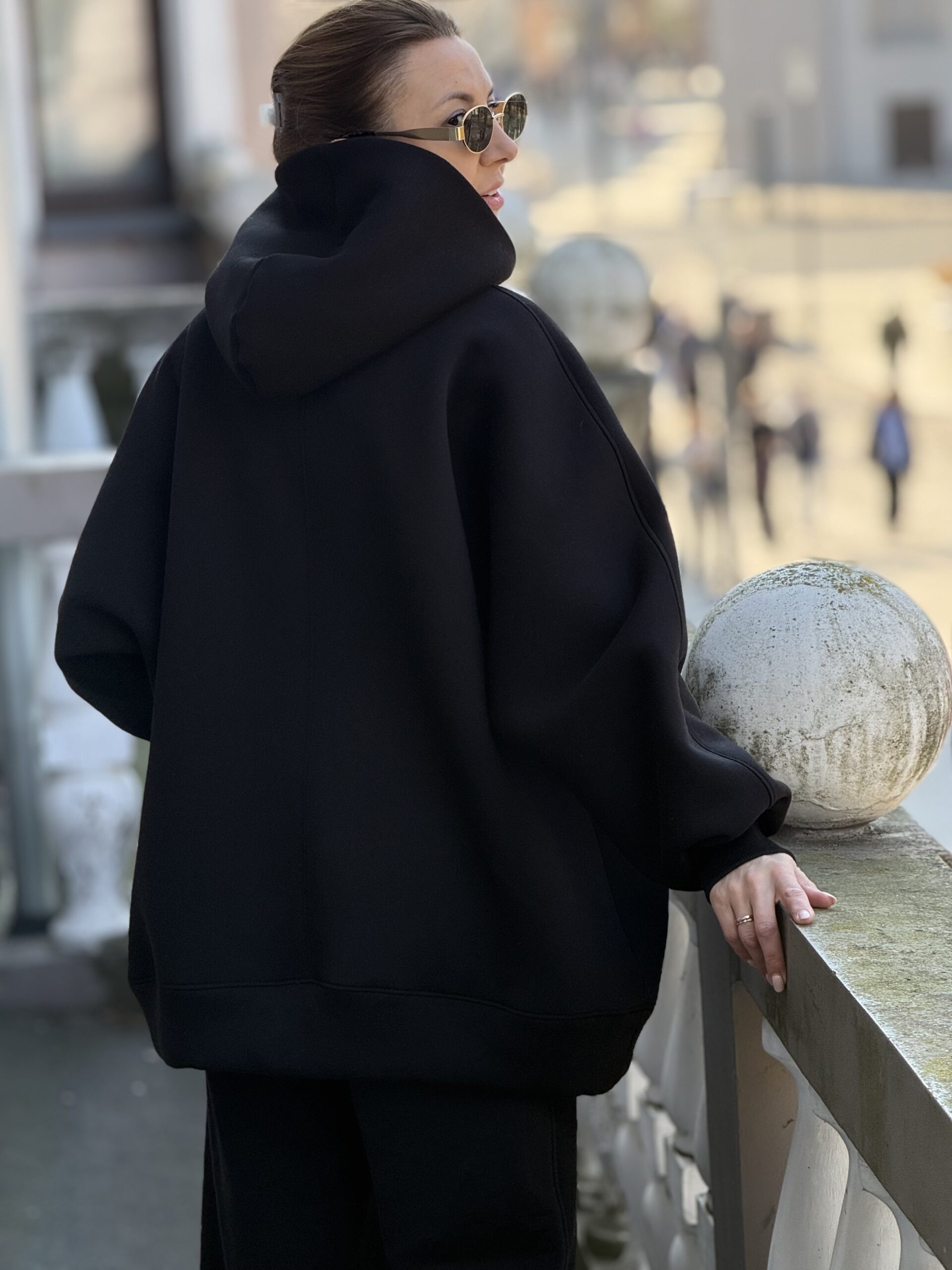 Juodas OVERSIZE didelis VARLIŲ bliuzonas su gobtuvu BALTAS LOGO (su pūkeliu) - Image 7