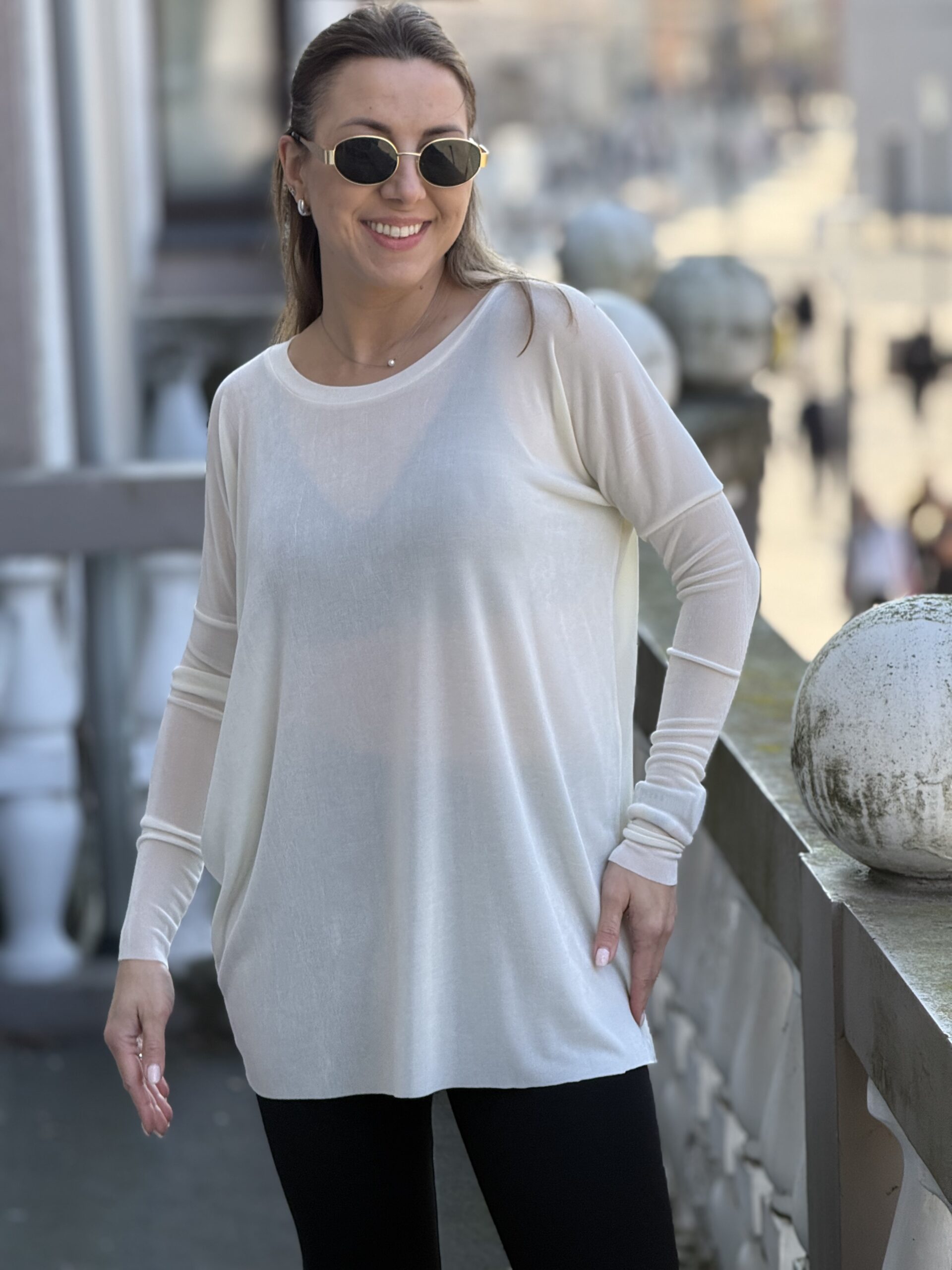 "šlapio trikotažo" labai krentanti palaidinė S dydis