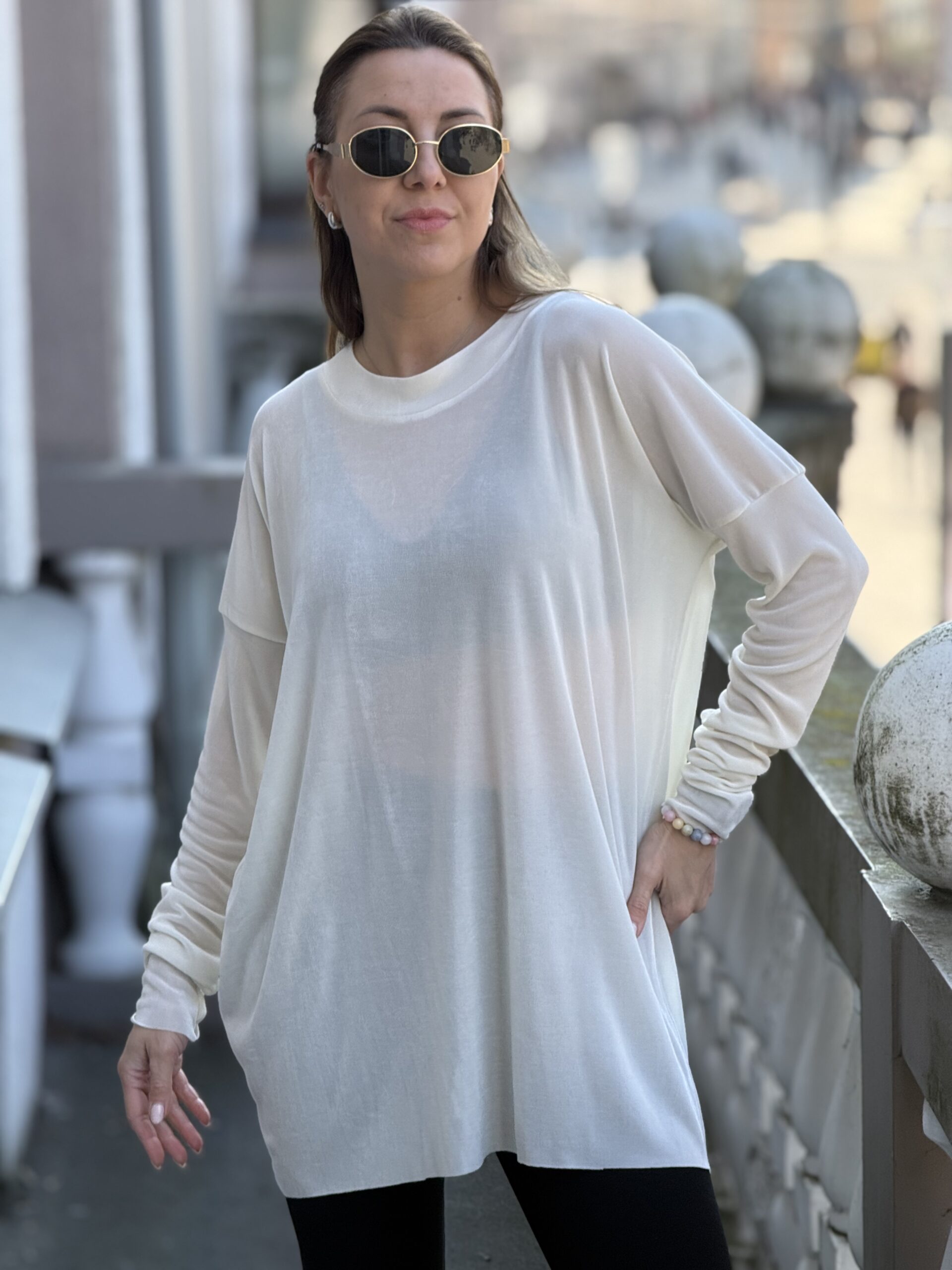 "šlapio trikotažo" labai krentanti palaidinė L dydis