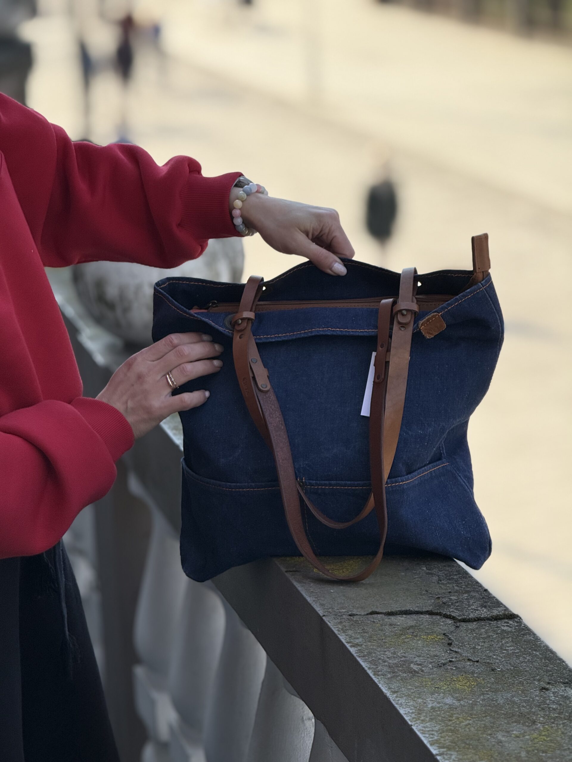 Džinsinė rankinė su rudom odinėm rankenom