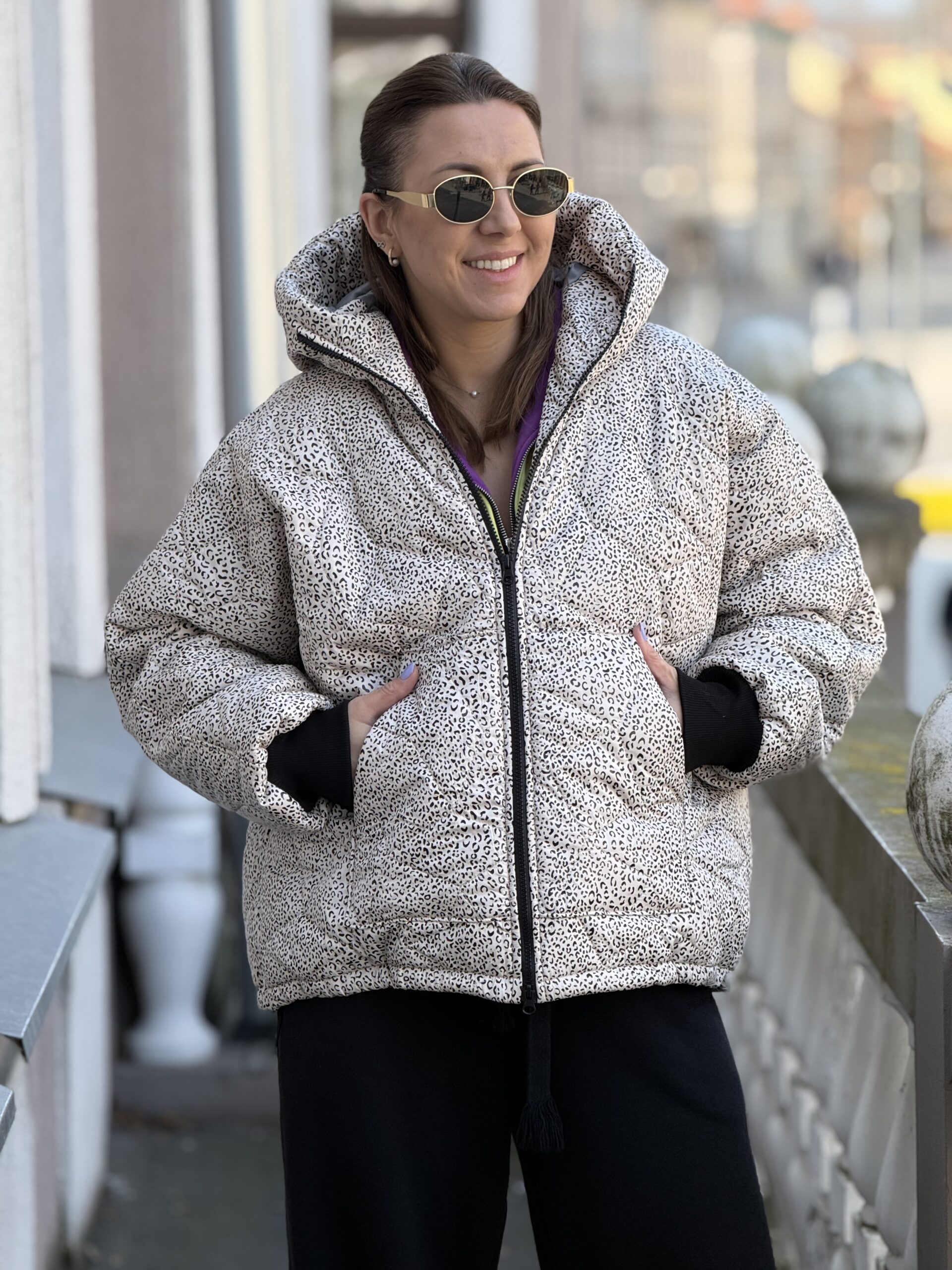 Šviesi trumpesnė striukė