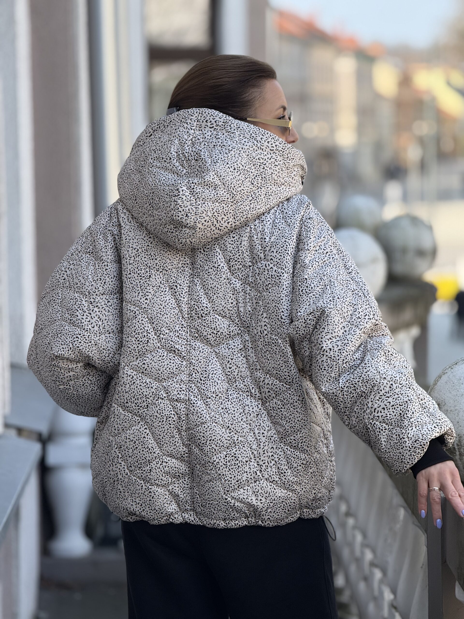 Šviesi trumpesnė striukė - Image 3