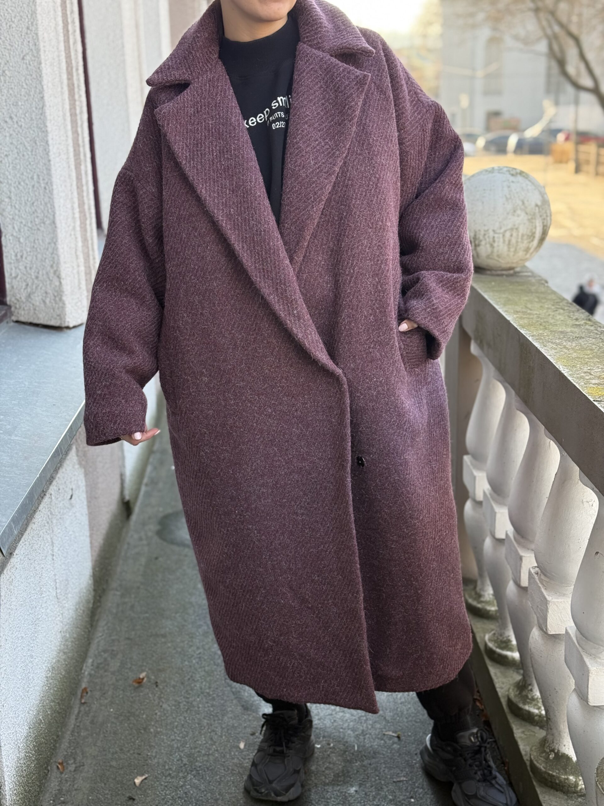 Baklažano spalvos vilnonis paltas