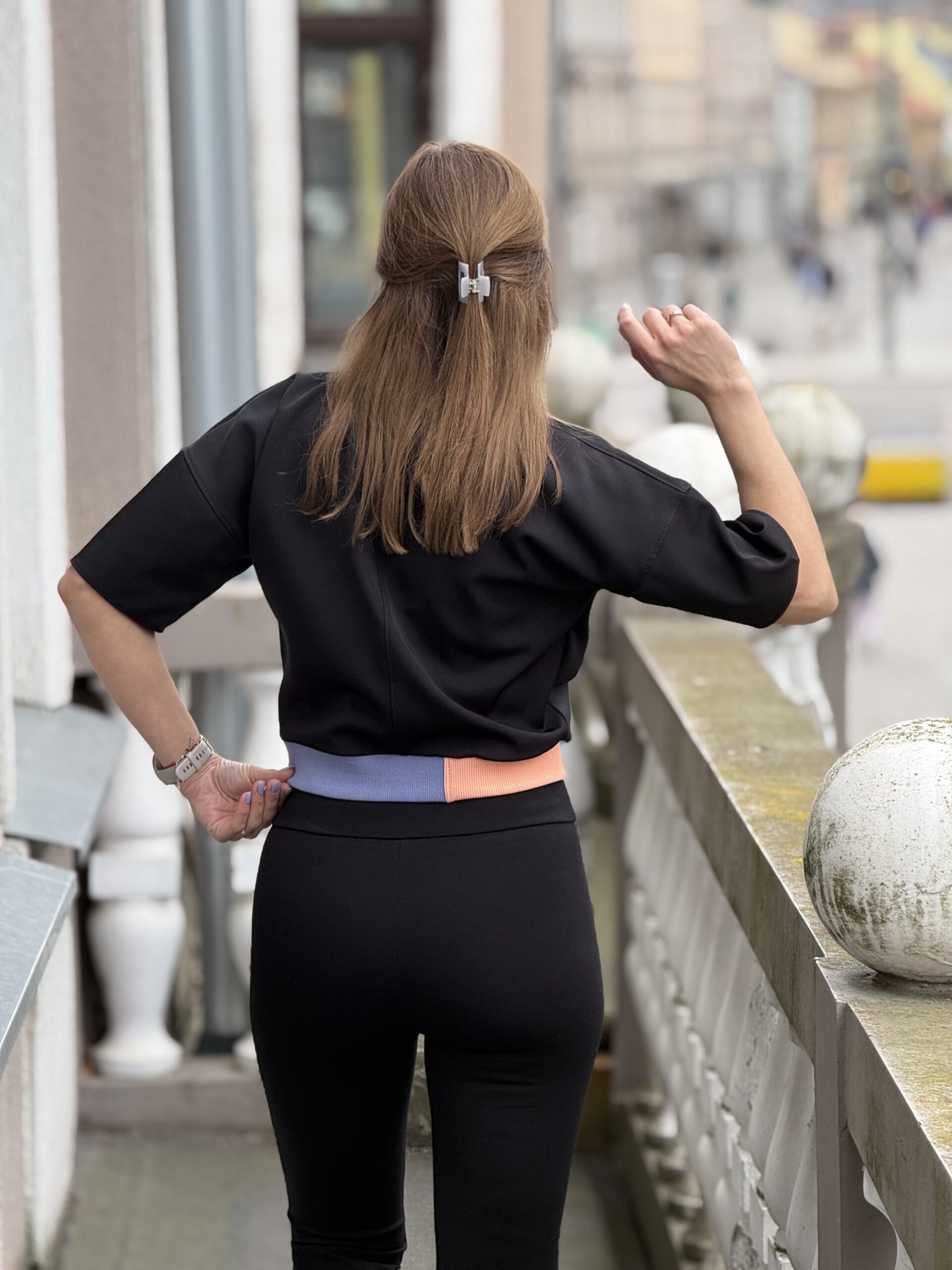 Juoda su spalvotais apvedimais palaidinė S dydis - Image 3