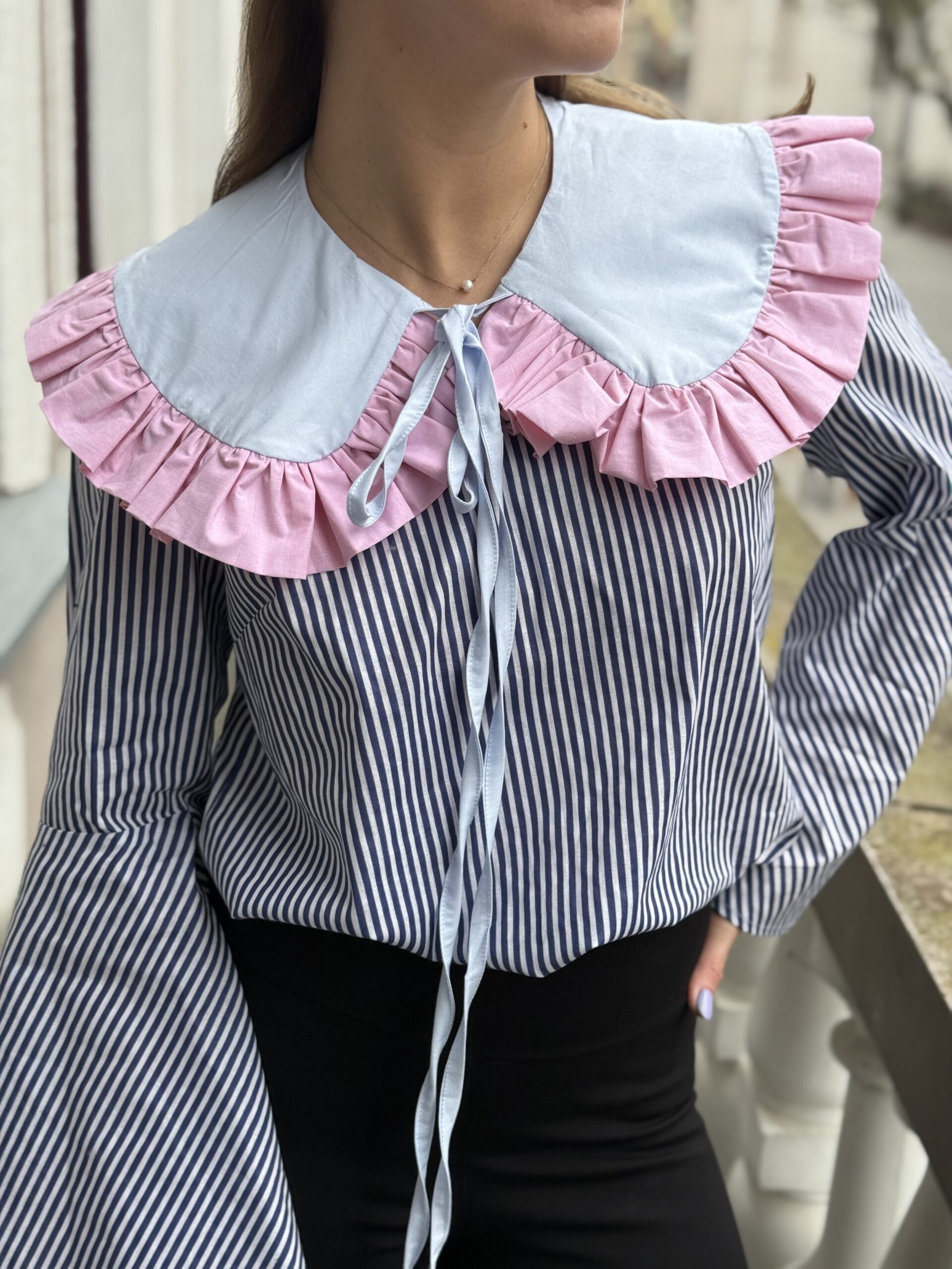 švelniai žydra su rožine medvilnės apykaklė