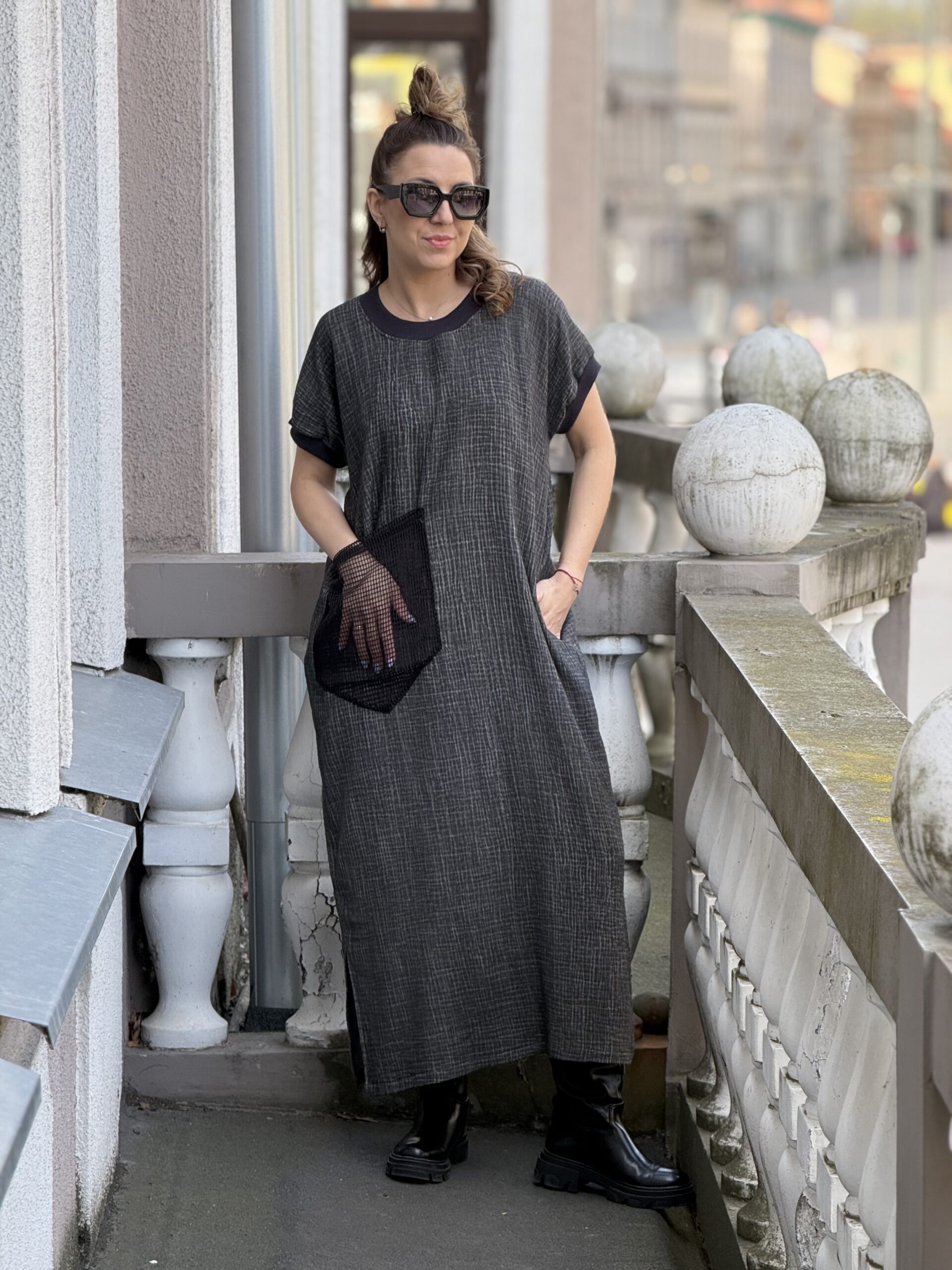 Juodo muslino suknelė