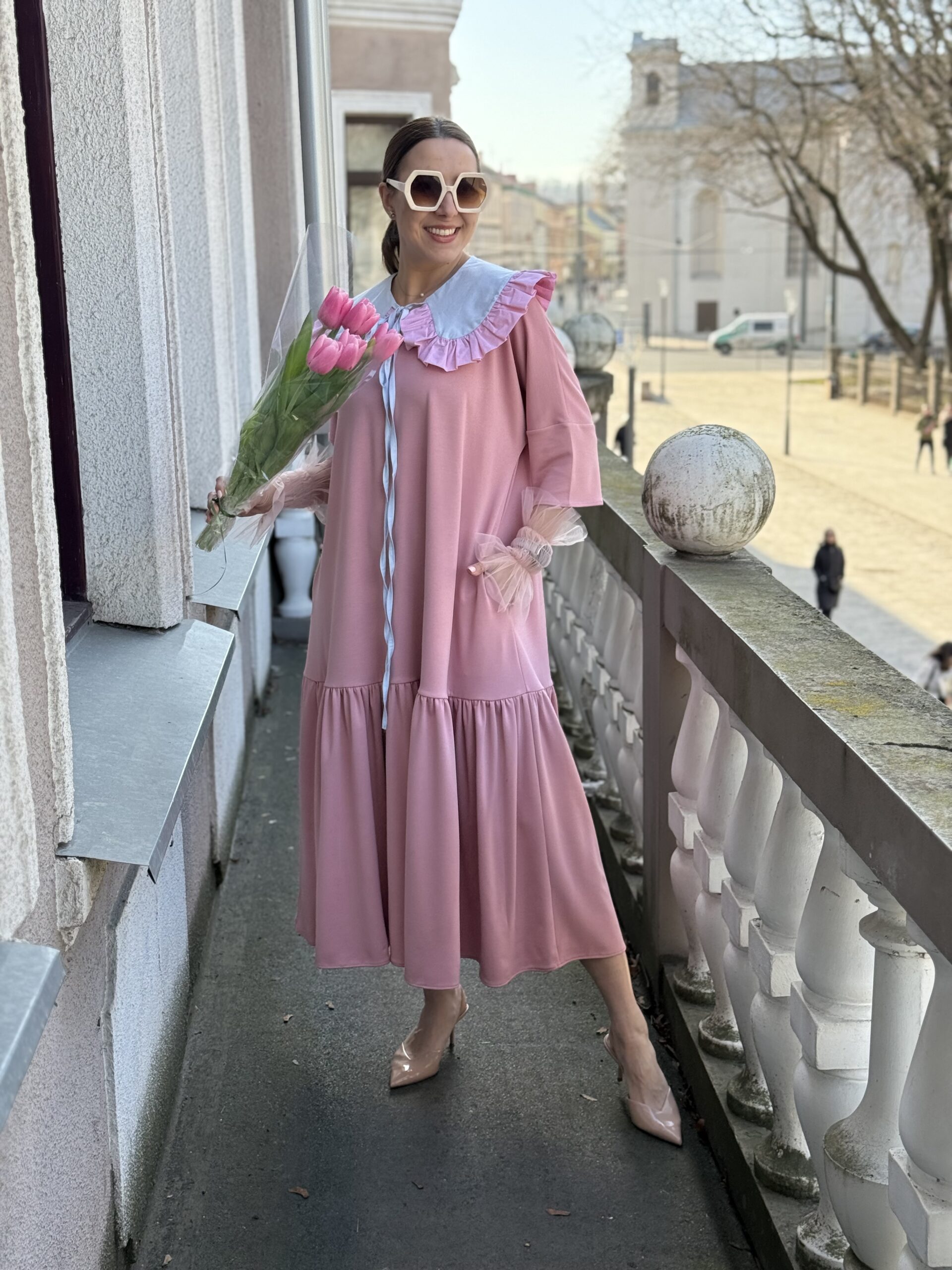 Rožinė suknelė su volanu