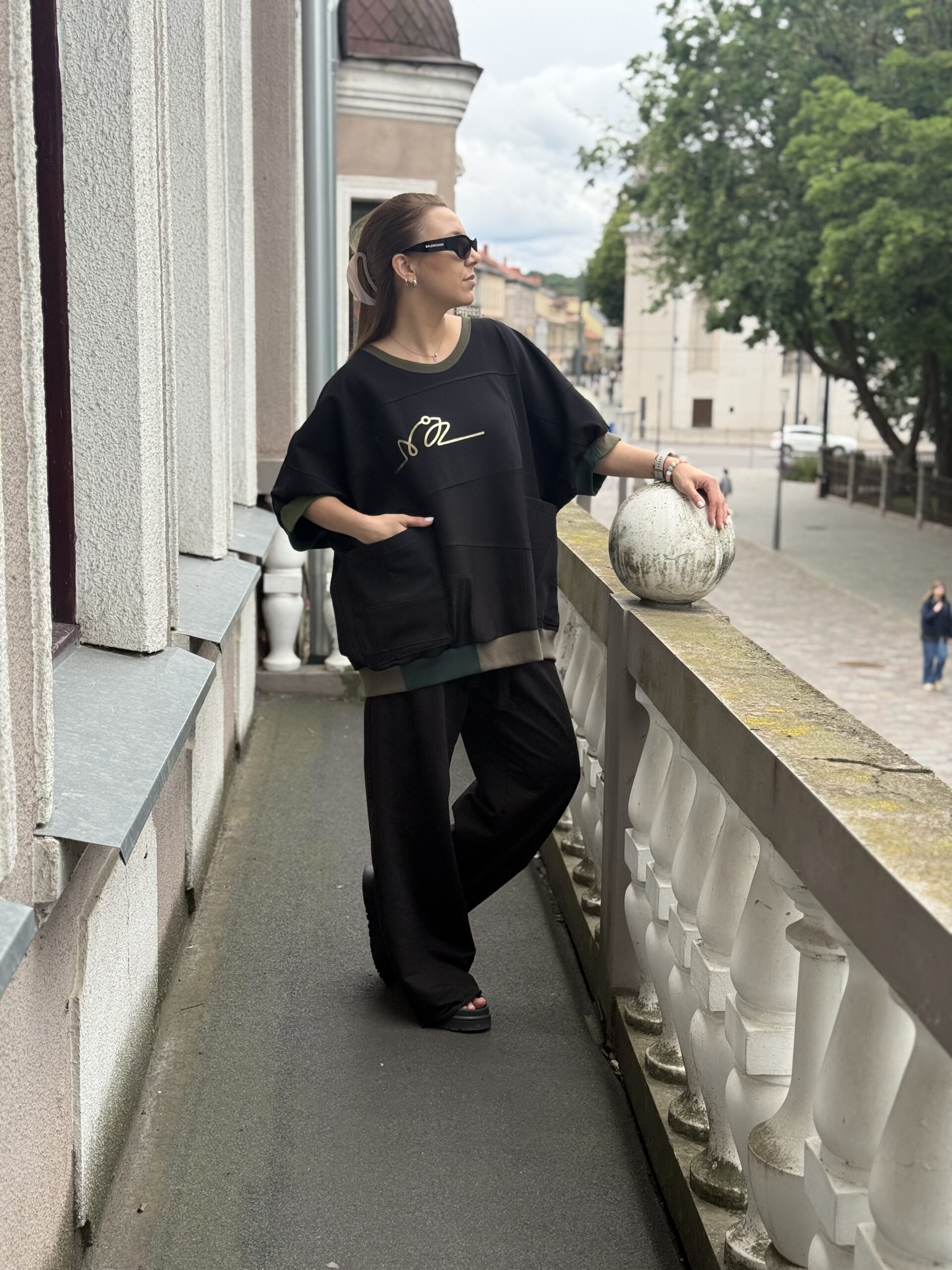 Storo trikotažo, šikšnosparnio tipo maikonas su auksine varle ir kišenėmis priekyje XXL - Image 2