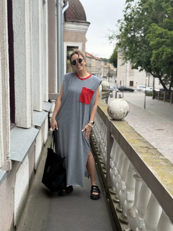 Dryžuota suknelė su petukais ir raudona kišene M