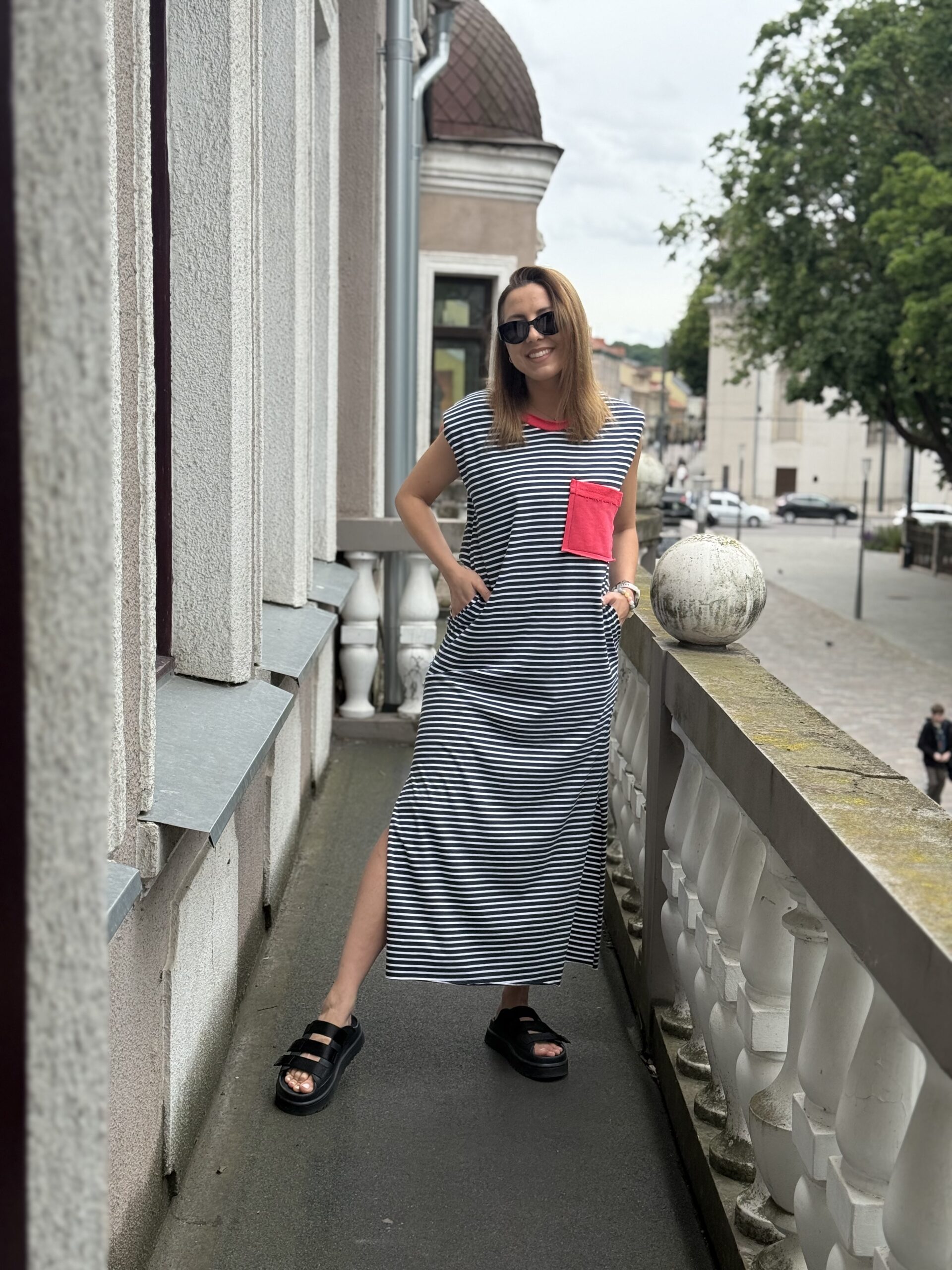 Dryžuota suknelė su petukais ir blukinta raudona kišene S - Image 2