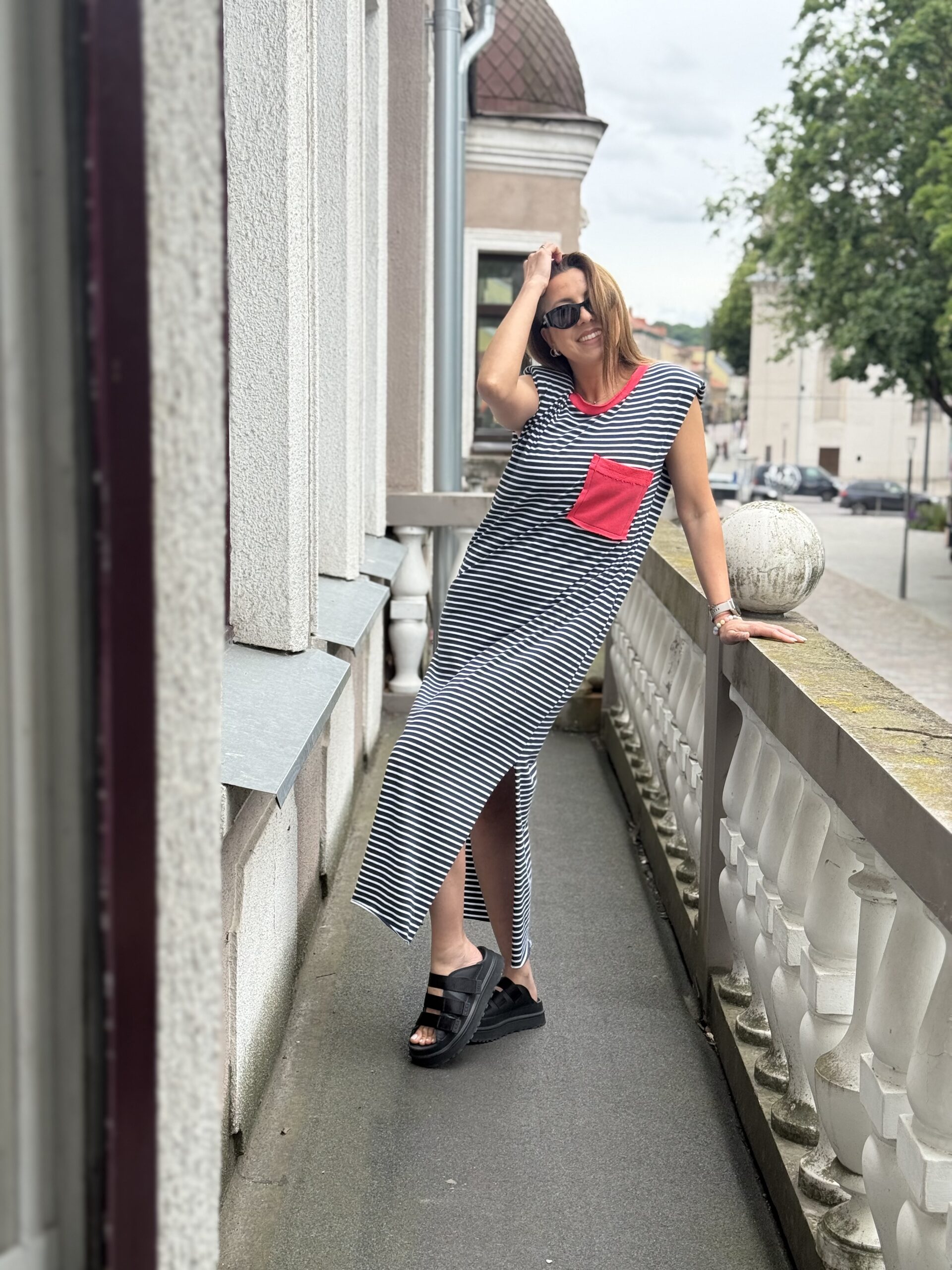 Dryžuota suknelė su petukais ir blukinta raudona kišene S - Image 3