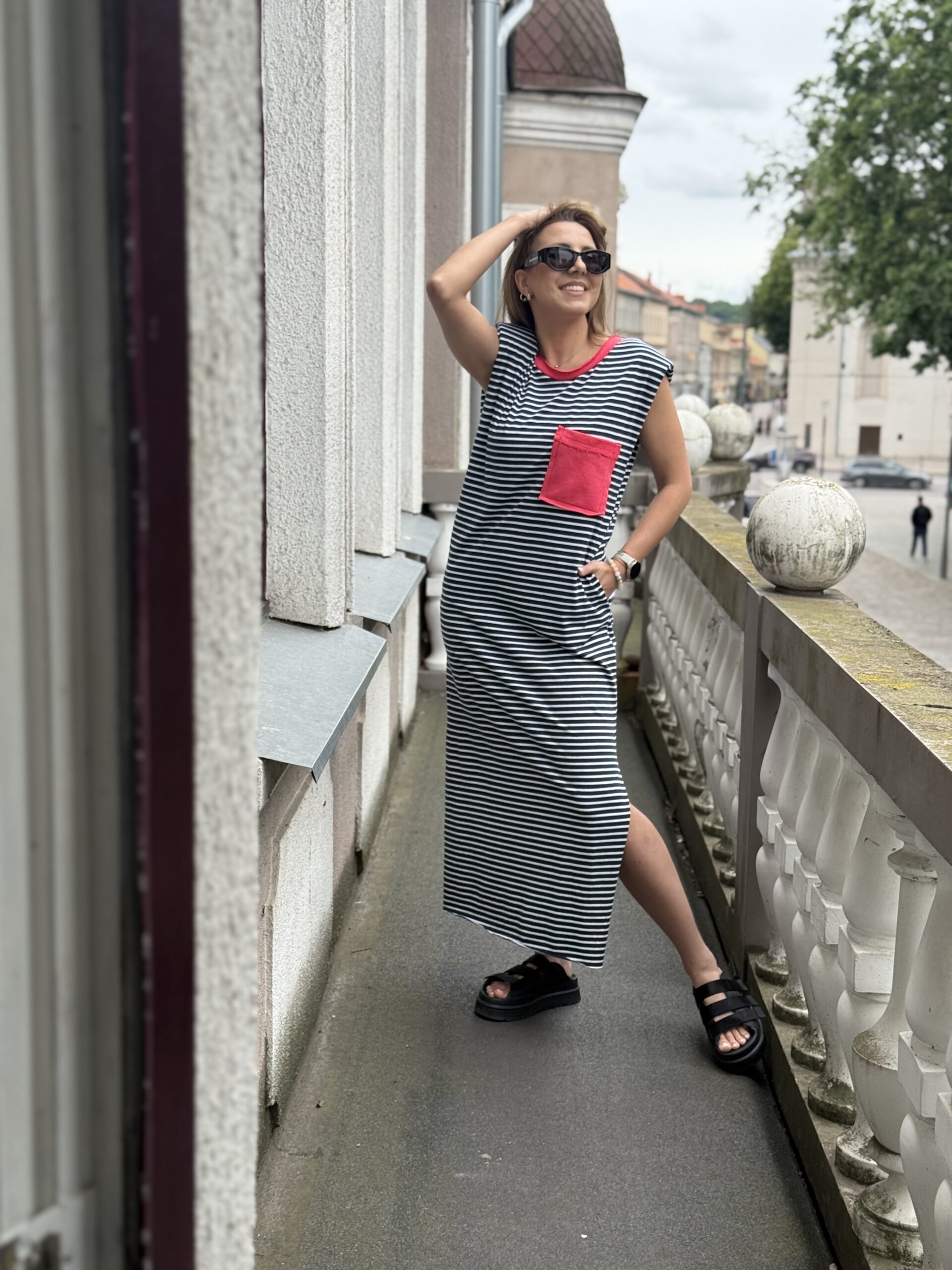 Dryžuota suknelė su petukais ir blukinta raudona kišene S