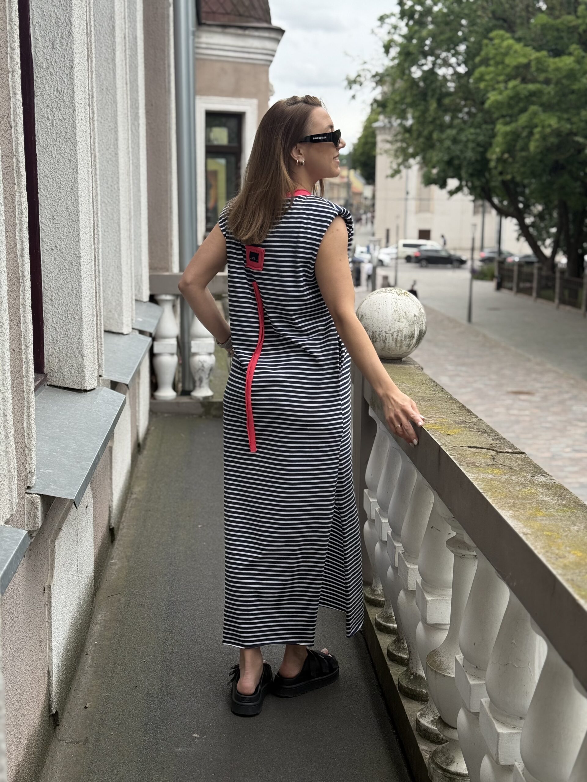 Dryžuota suknelė su petukais ir blukinta raudona kišene S - Image 4