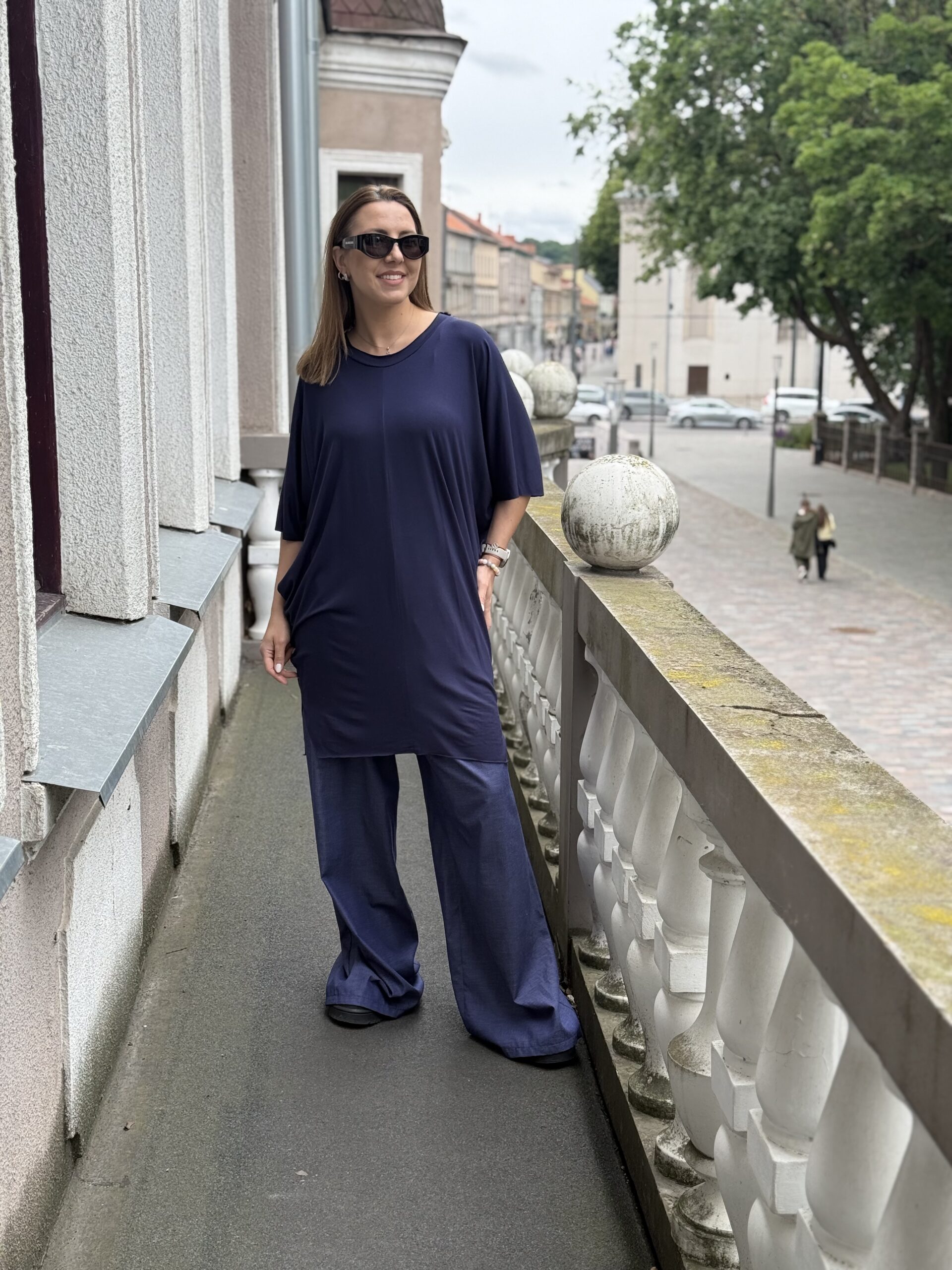 Tamsiai mėlyno trikotažo šikšnosparnio tipo palaidinė L-XL - Image 2