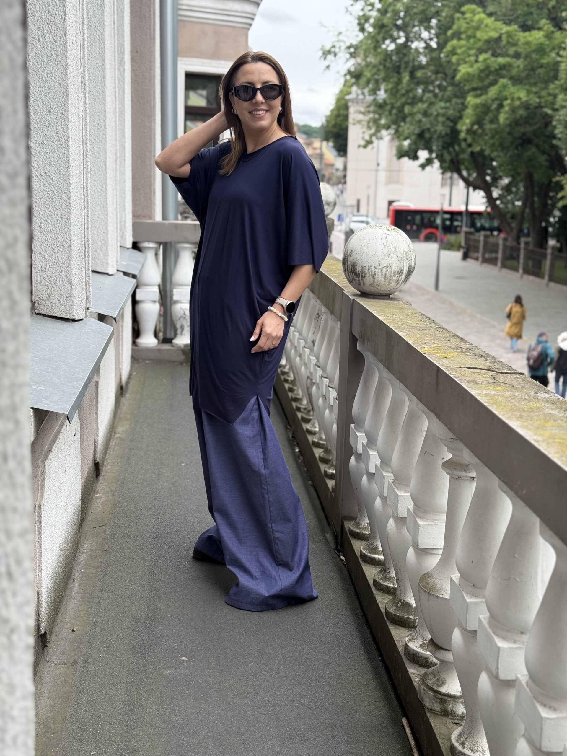 Tamsiai mėlyno trikotažo šikšnosparnio tipo palaidinė L-XL - Image 3