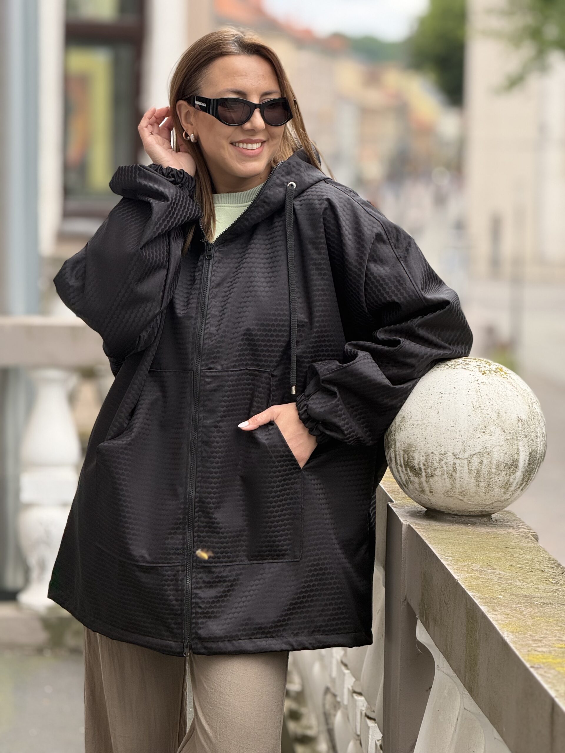 Juodos spalvos (tekstūrinė) vėjapūtė