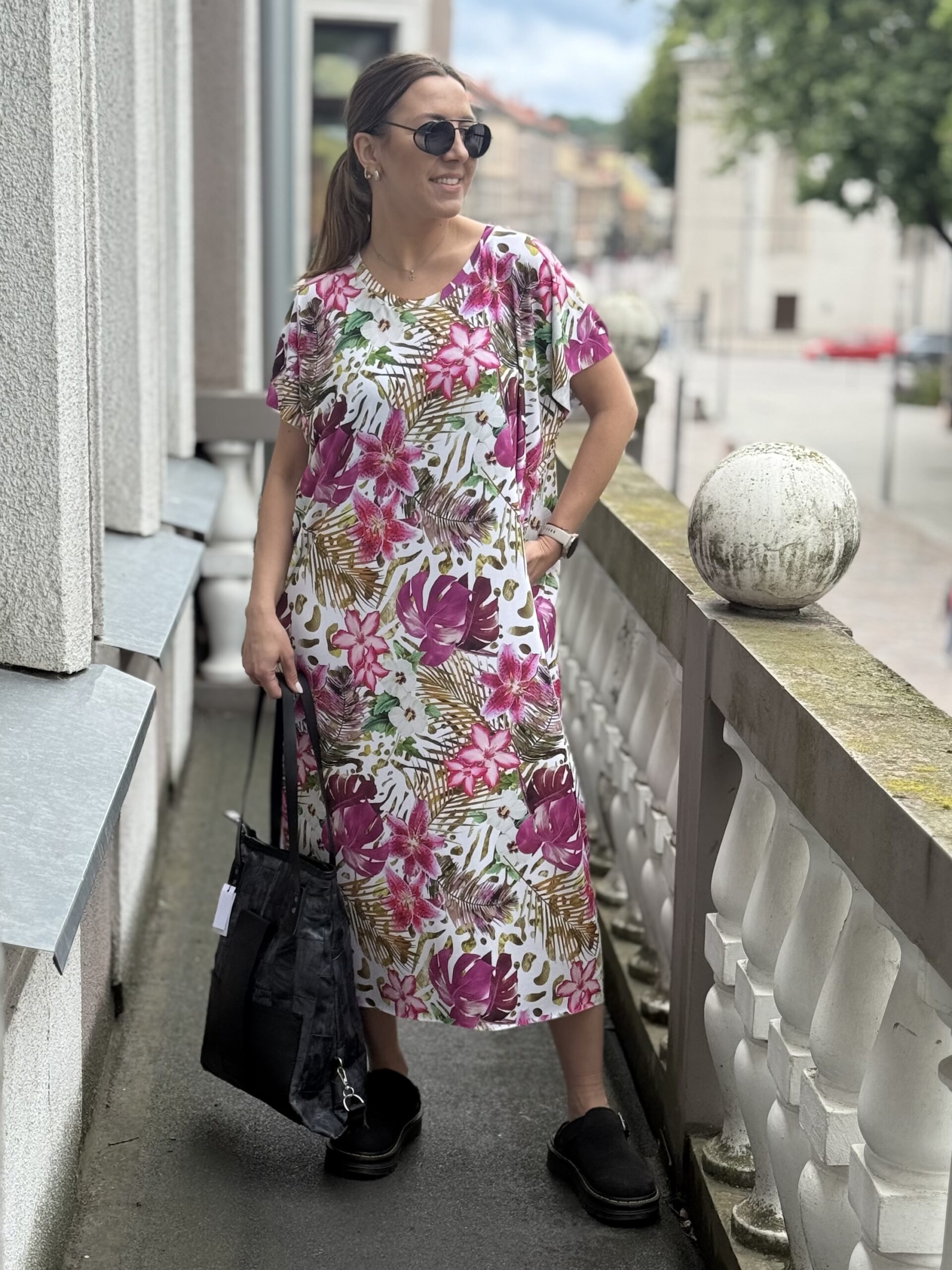 Gėlėta tiesaus kirpimo suknelė vienas dydis
