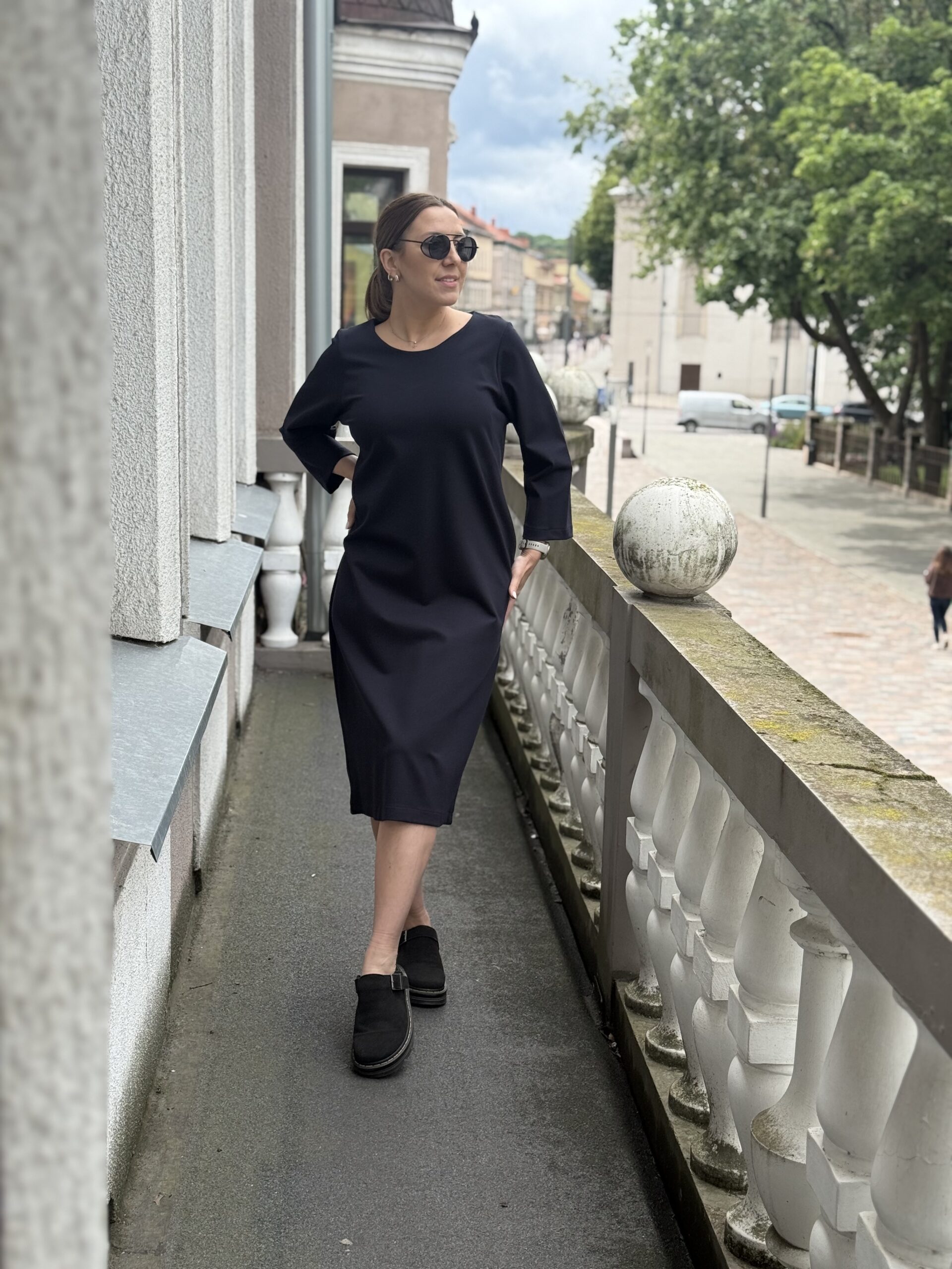 Tamsiai mėlyna klasikinė prigludus suknelė XL dydis