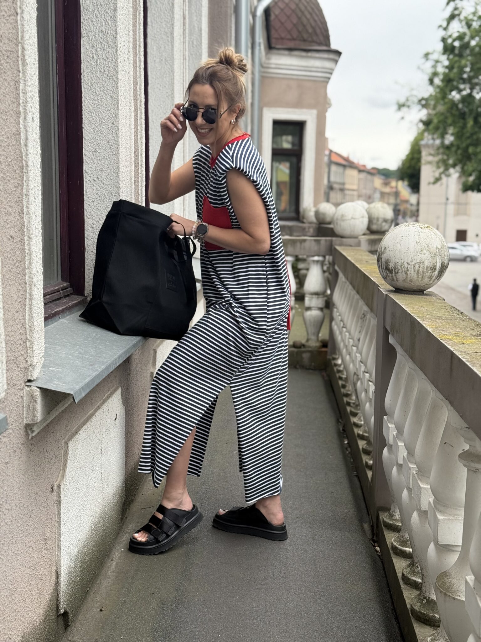 Dryžuota suknelė su petukais RAUDONOS DETALĖS nuo S iki XL