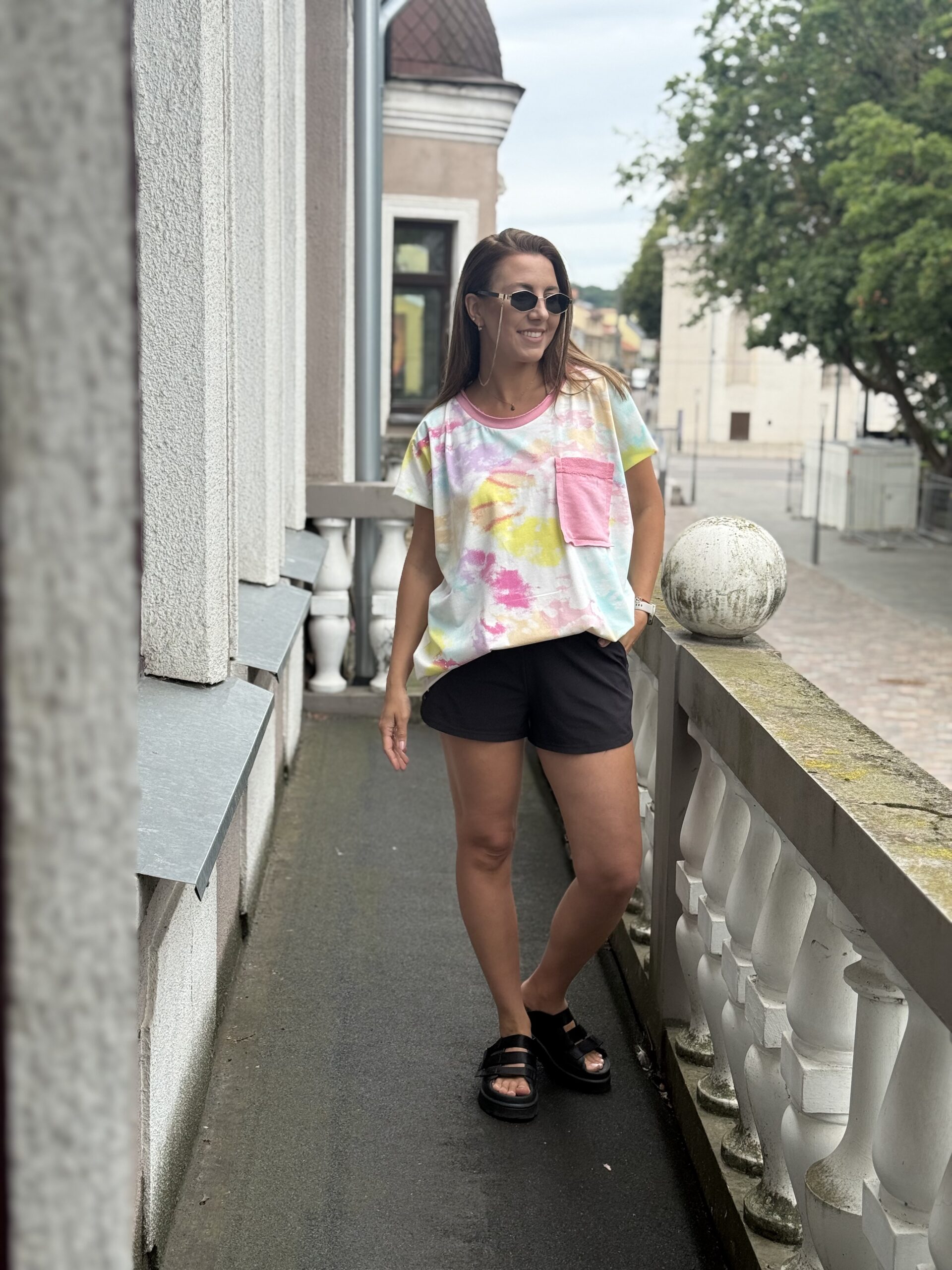 Marga palaidinė su rožiniu kakliuku ir kišenėle - Image 2