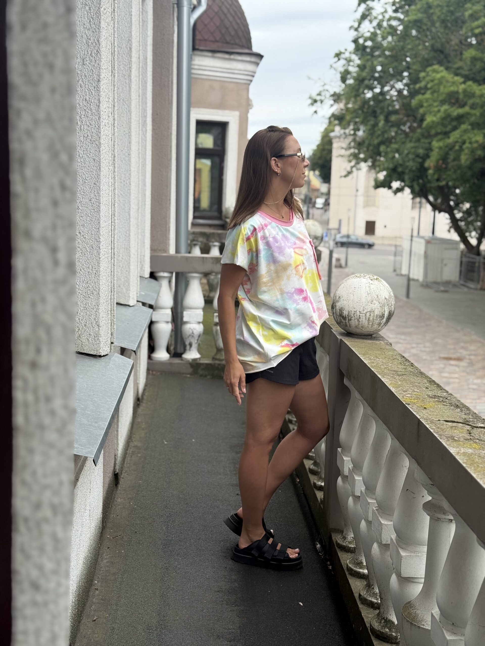 Marga palaidinė su rožiniu kakliuku ir kišenėle - Image 3