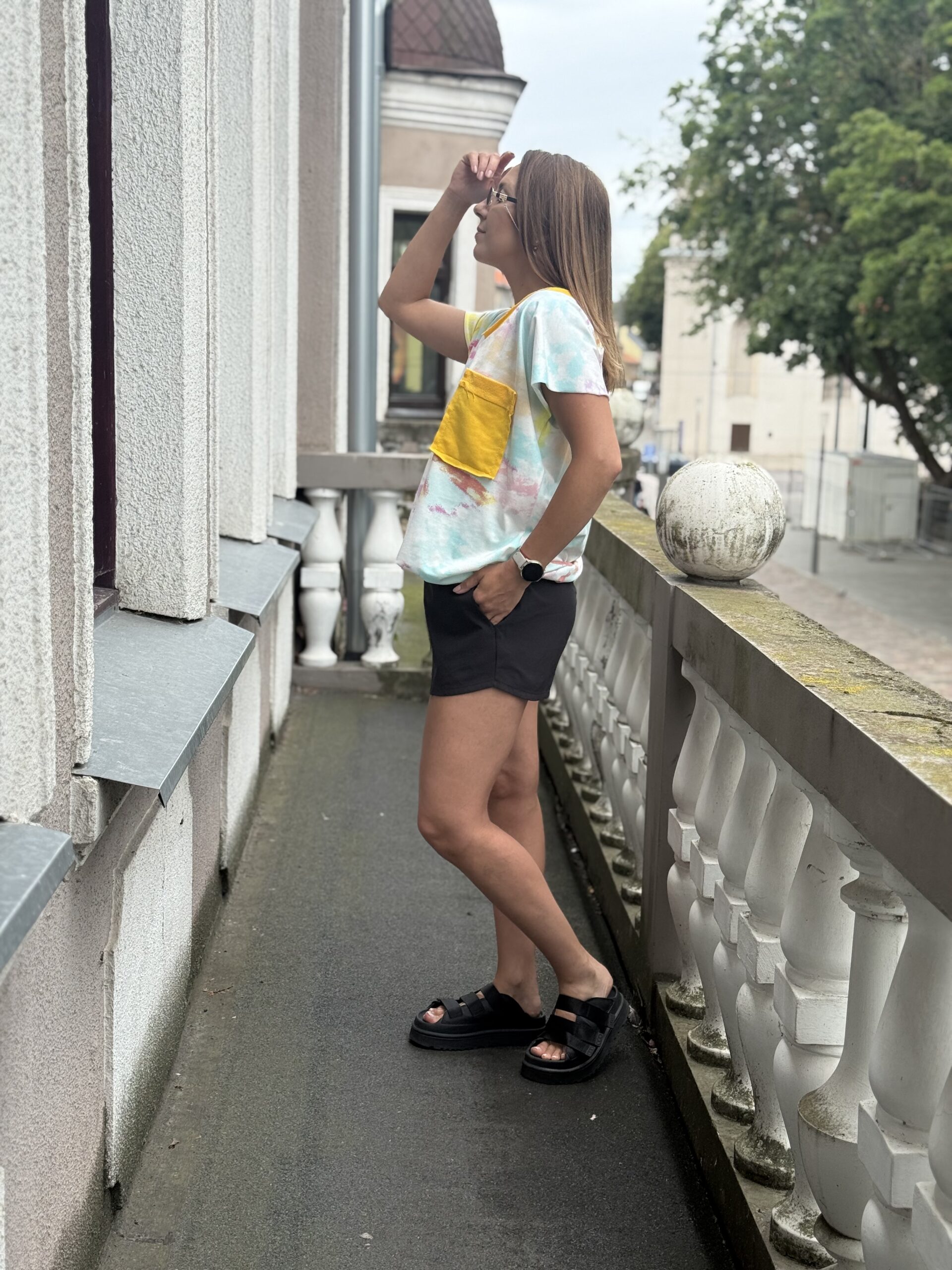 Marga palaidinė su geltonu kakliuku ir kišenėle - Image 2