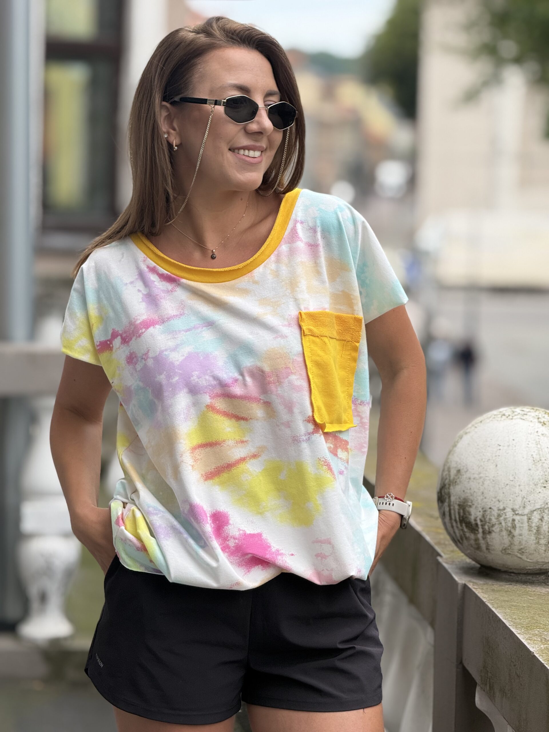 Marga palaidinė su geltonu kakliuku ir kišenėle