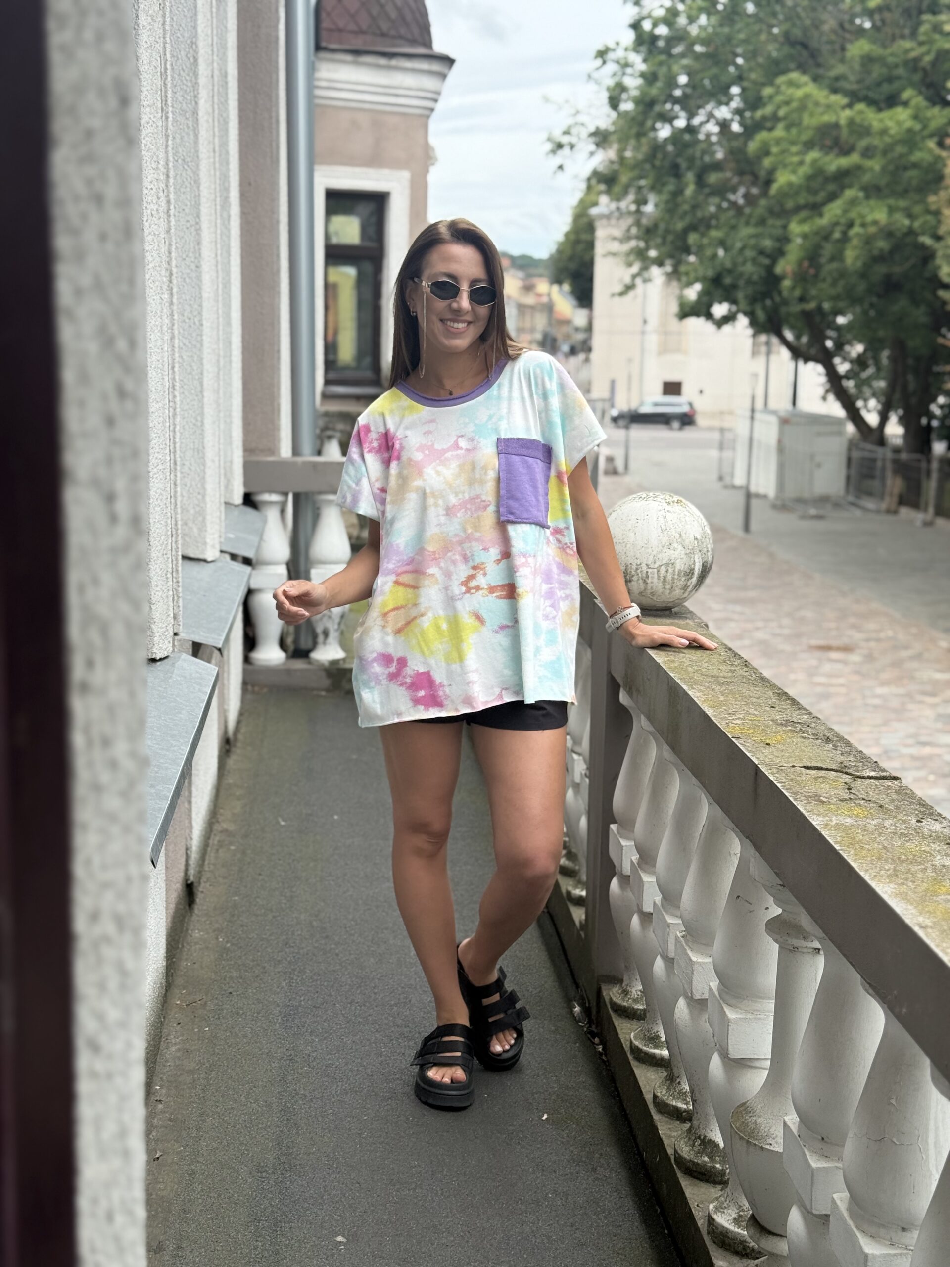 Marga palaidinė su šviesiai violetiniu kakliuku ir kišenėle - Image 6