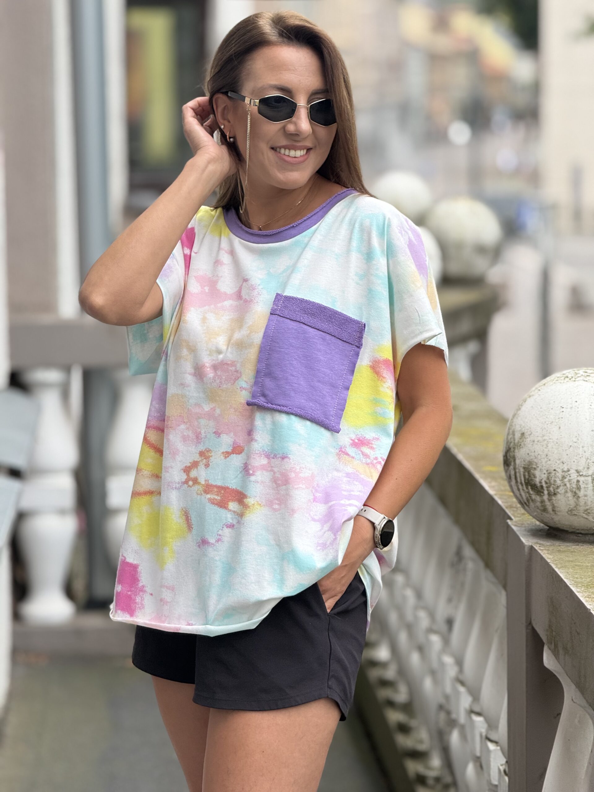 Marga palaidinė su šviesiai violetiniu kakliuku ir kišenėle