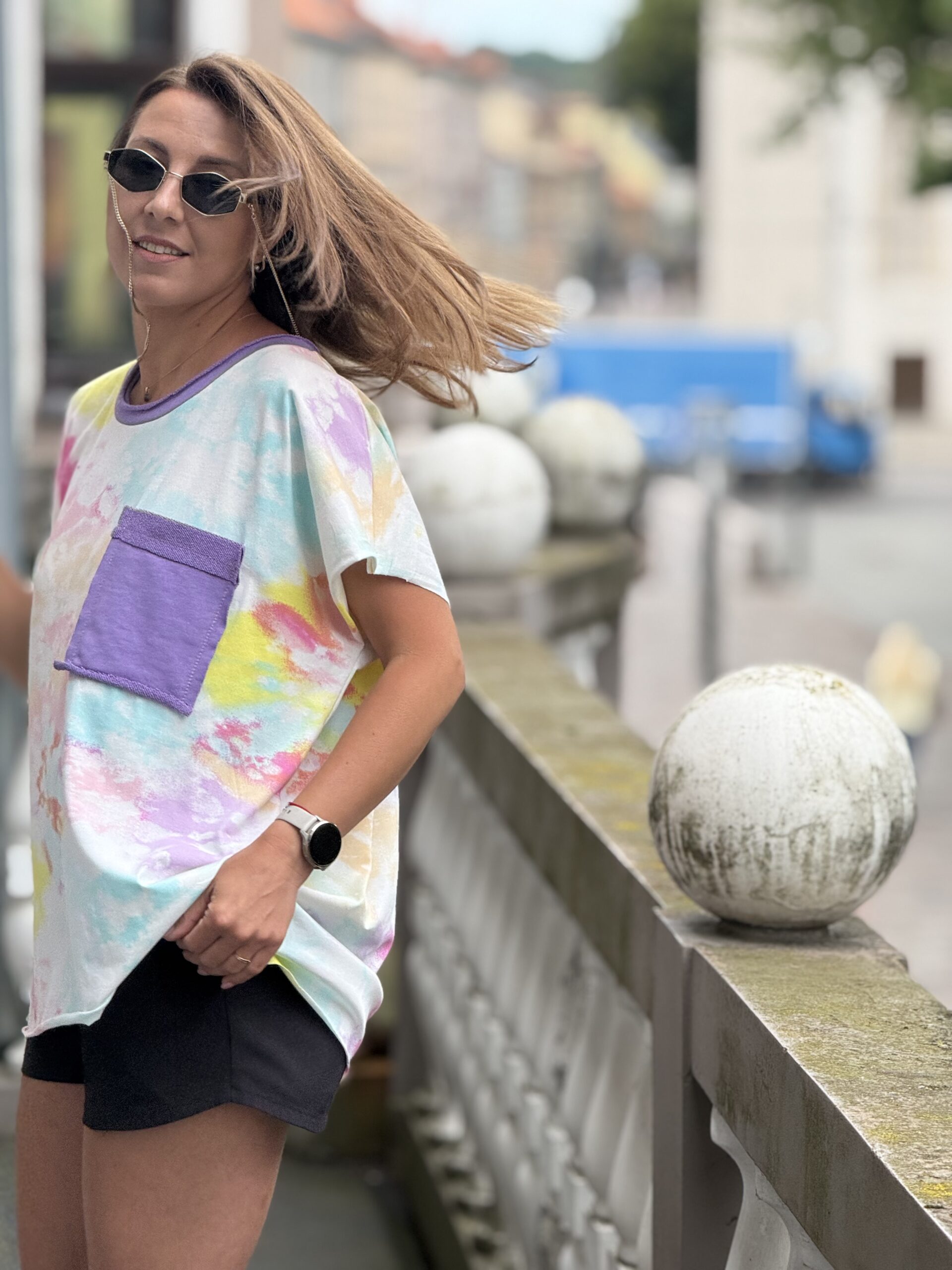 Marga palaidinė su šviesiai violetiniu kakliuku ir kišenėle - Image 4