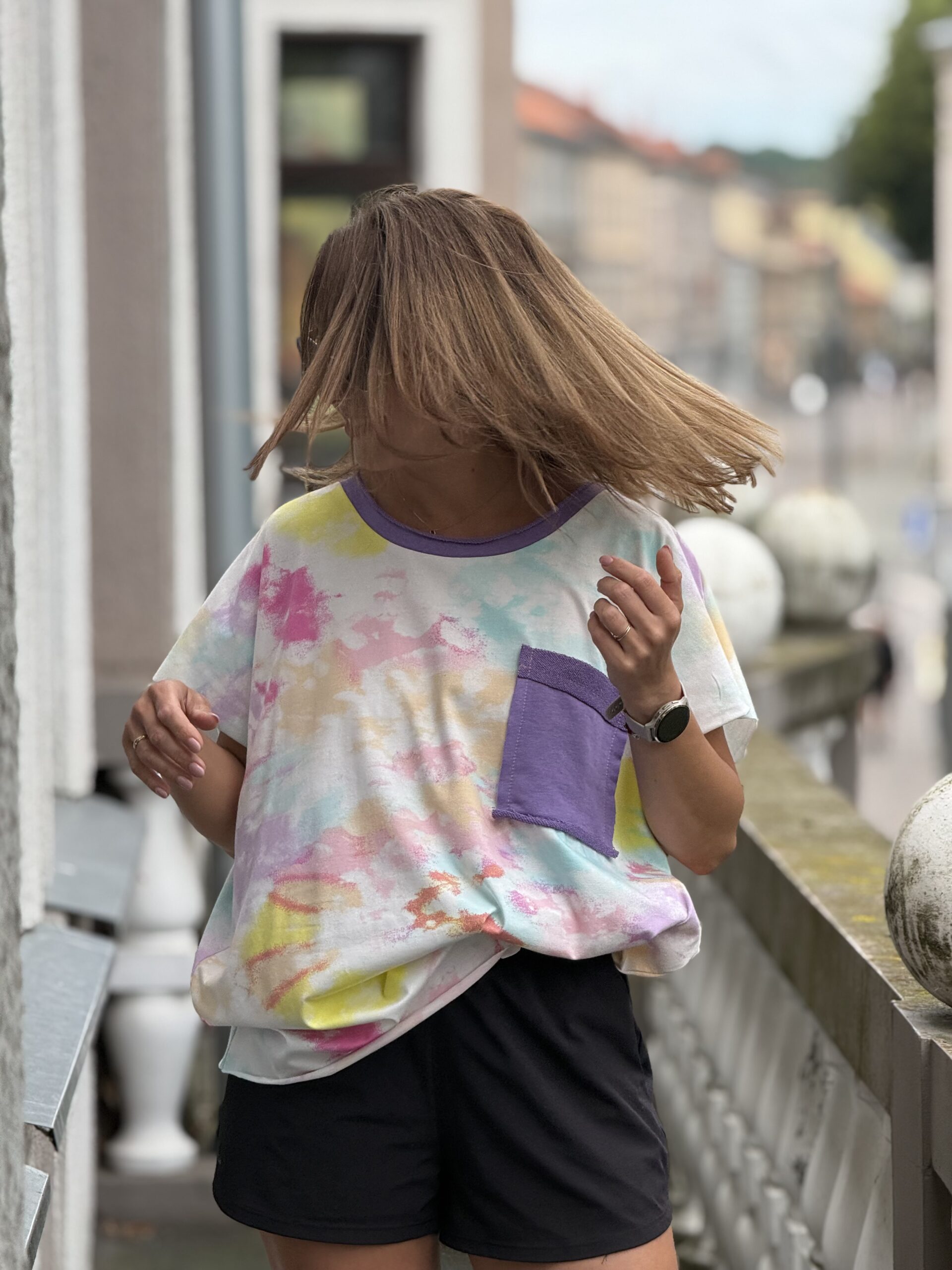 Marga palaidinė su šviesiai violetiniu kakliuku ir kišenėle - Image 2