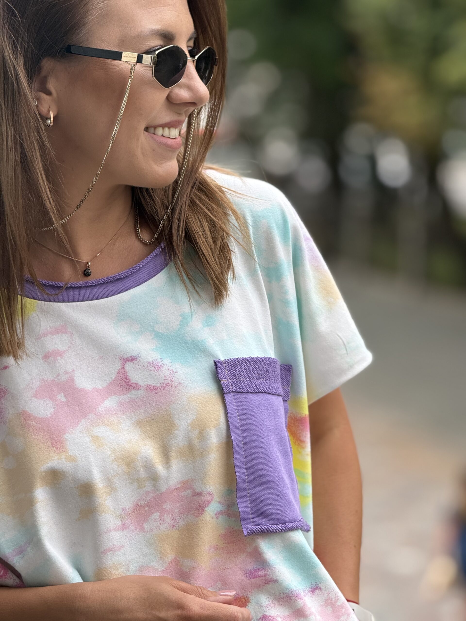 Marga palaidinė su šviesiai violetiniu kakliuku ir kišenėle - Image 3