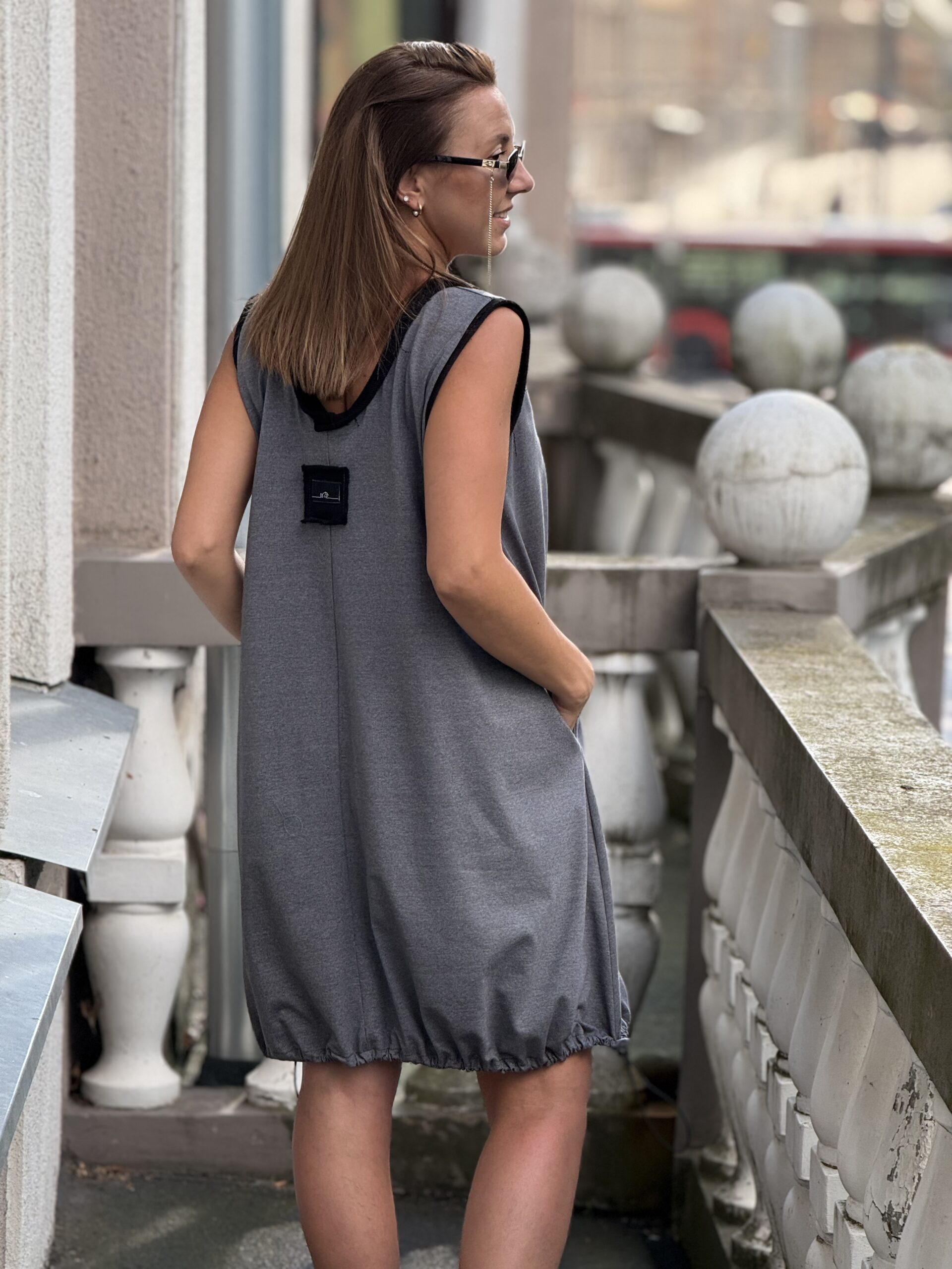 Pilka suknelė su juodais kraščiukais TRUMPESNĖ