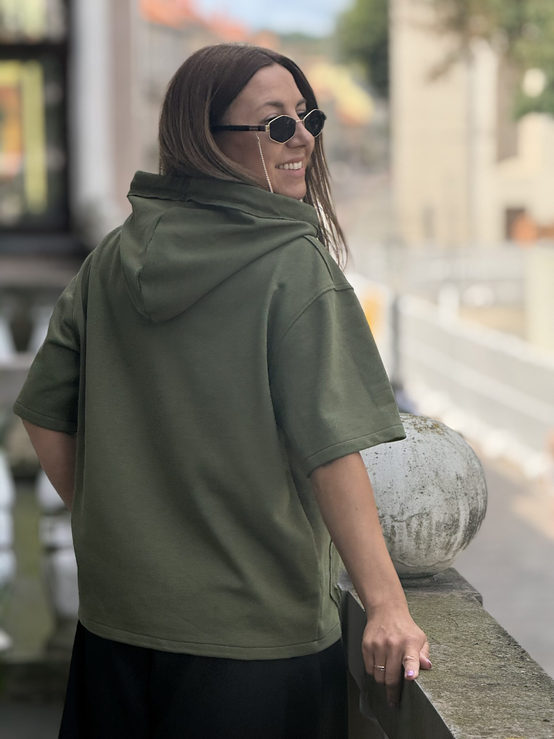 Chaki maikonas su kapišonu ir juodu logo ir kišene - Image 3