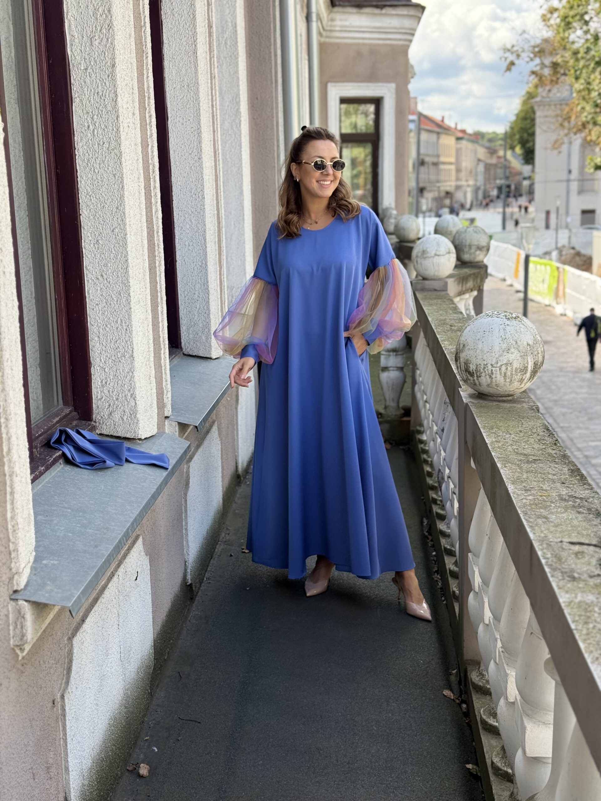 Mėlyna suknelė su tiulio rankovėm M/L dydis